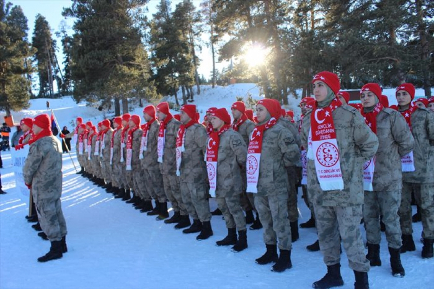 Kars'ta Sarıkamış şehitlerini temsilen yapılan kardan heykeller açıldı