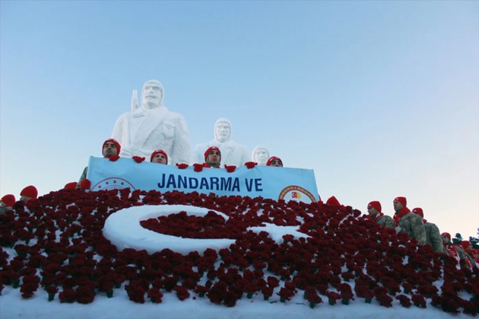 Kars'ta Sarıkamış şehitlerini temsilen yapılan kardan heykeller açıldı