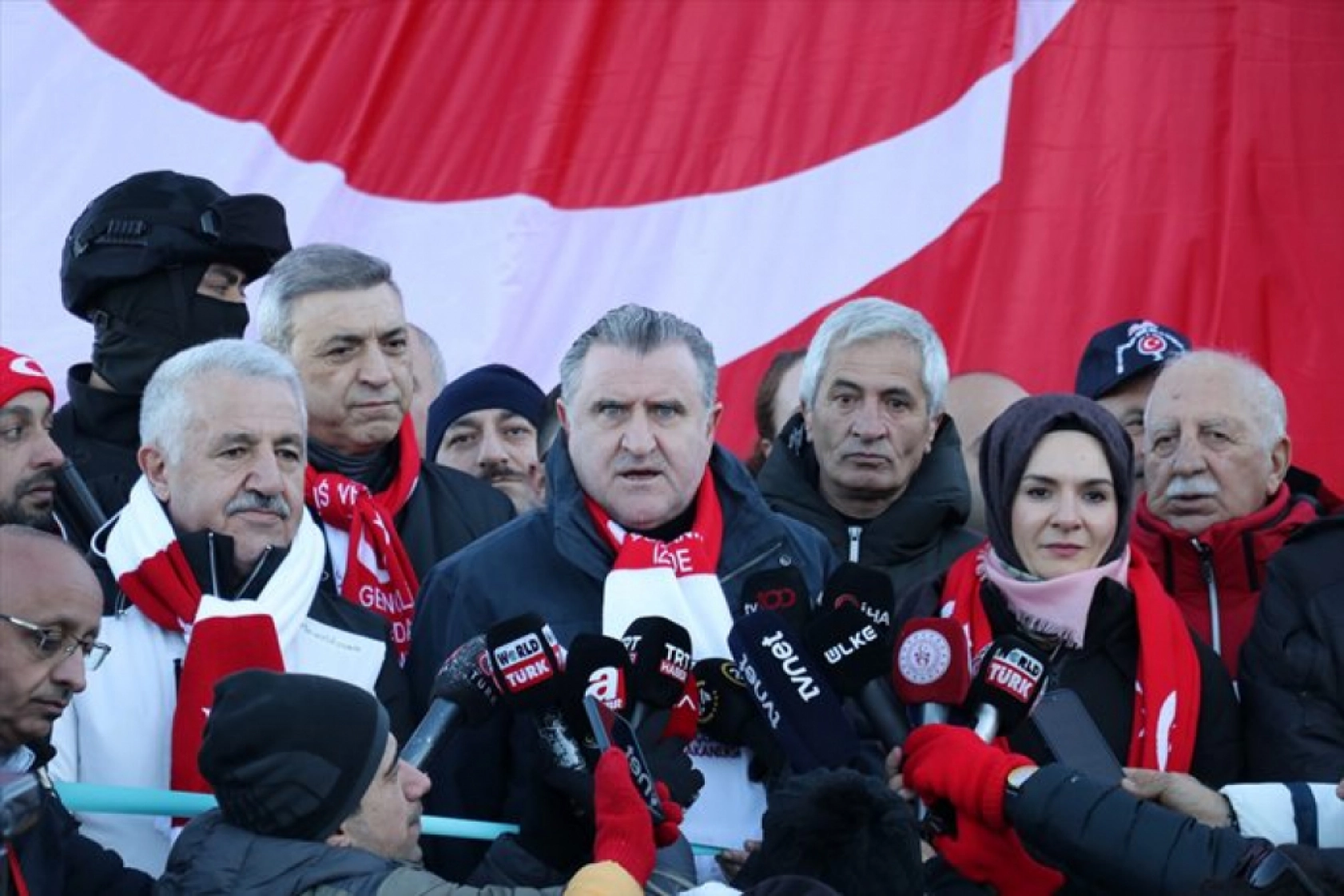 Kars'ta Sarıkamış şehitlerini temsilen yapılan kardan heykeller açıldı