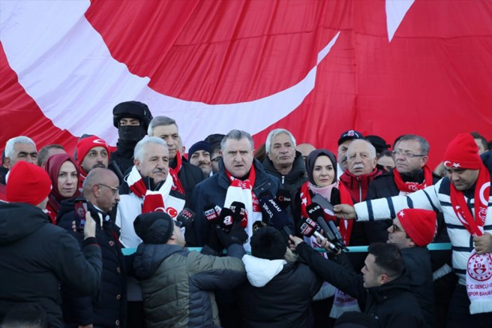 Kars'ta Sarıkamış şehitlerini temsilen yapılan kardan heykeller açıldı