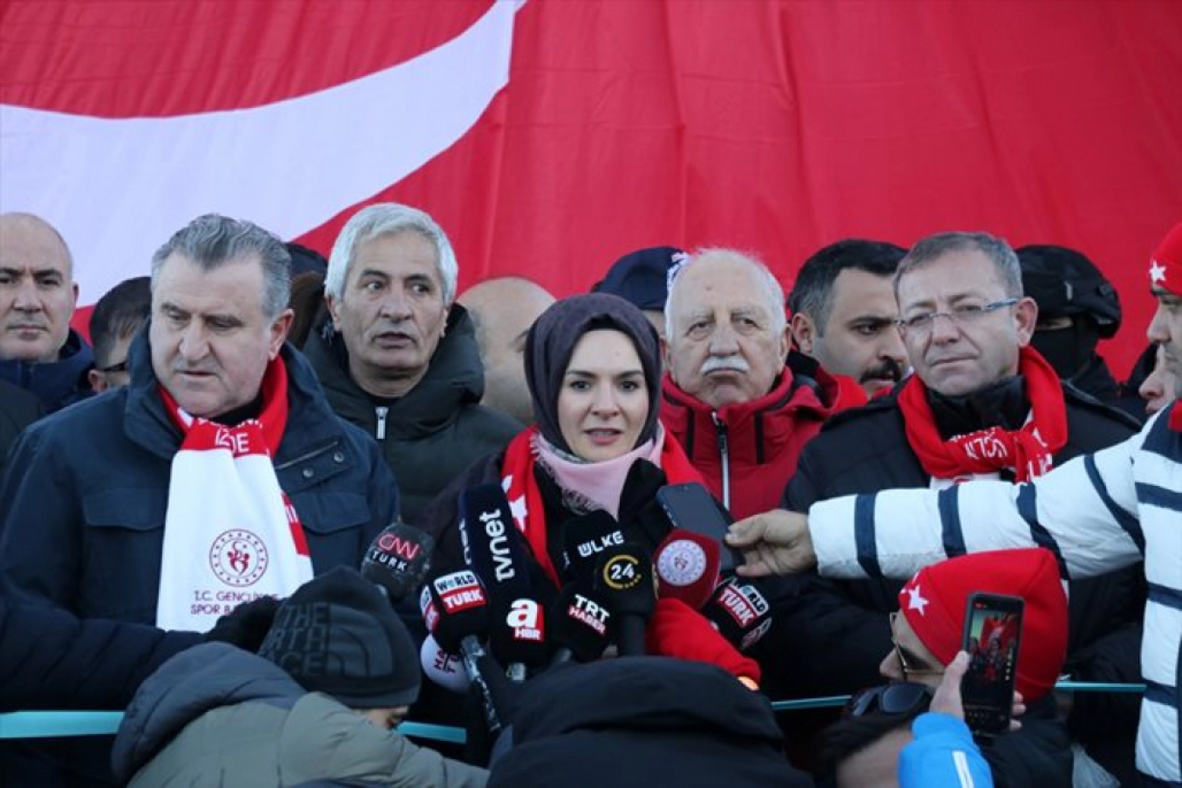 Kars'ta Sarıkamış şehitlerini temsilen yapılan kardan heykeller açıldı