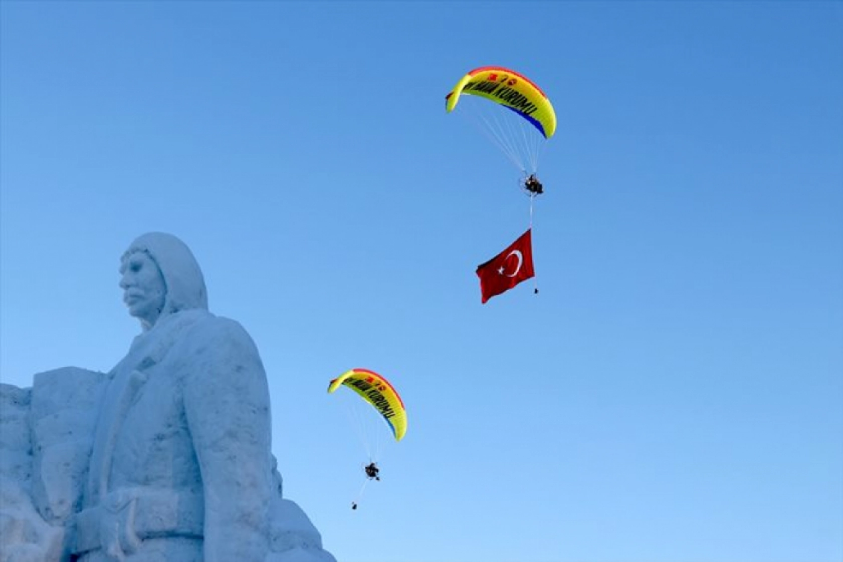 Kars'ta Sarıkamış şehitlerini temsilen yapılan kardan heykeller açıldı