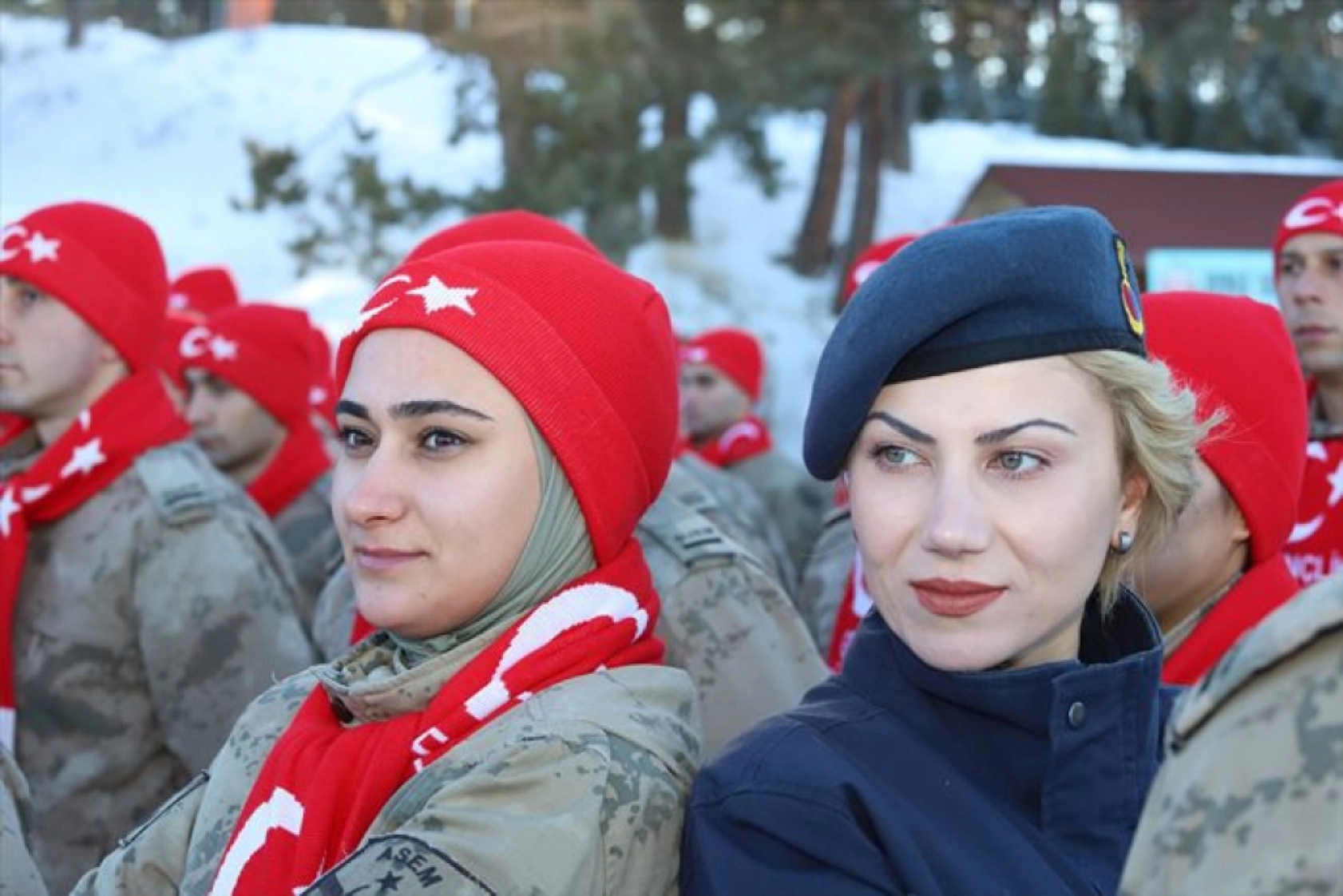 Kars'ta Sarıkamış şehitlerini temsilen yapılan kardan heykeller açıldı