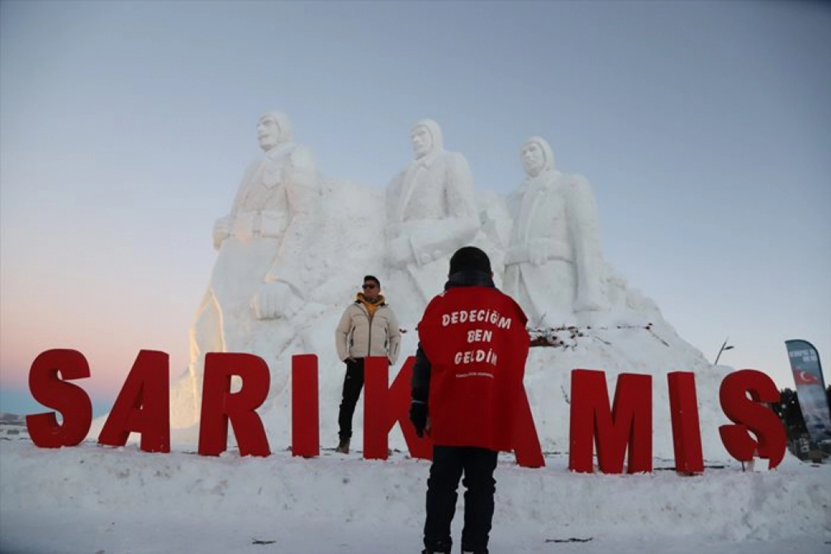 Kars'ta Sarıkamış şehitlerini temsilen yapılan kardan heykeller açıldı