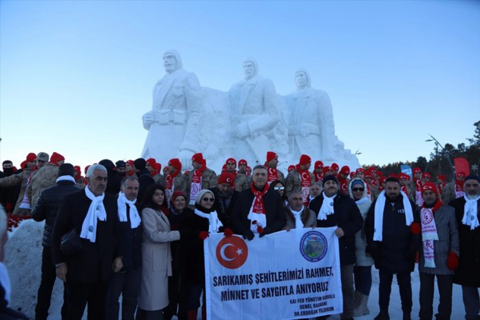 Kars'ta Sarıkamış şehitlerini temsilen yapılan kardan heykeller açıldı