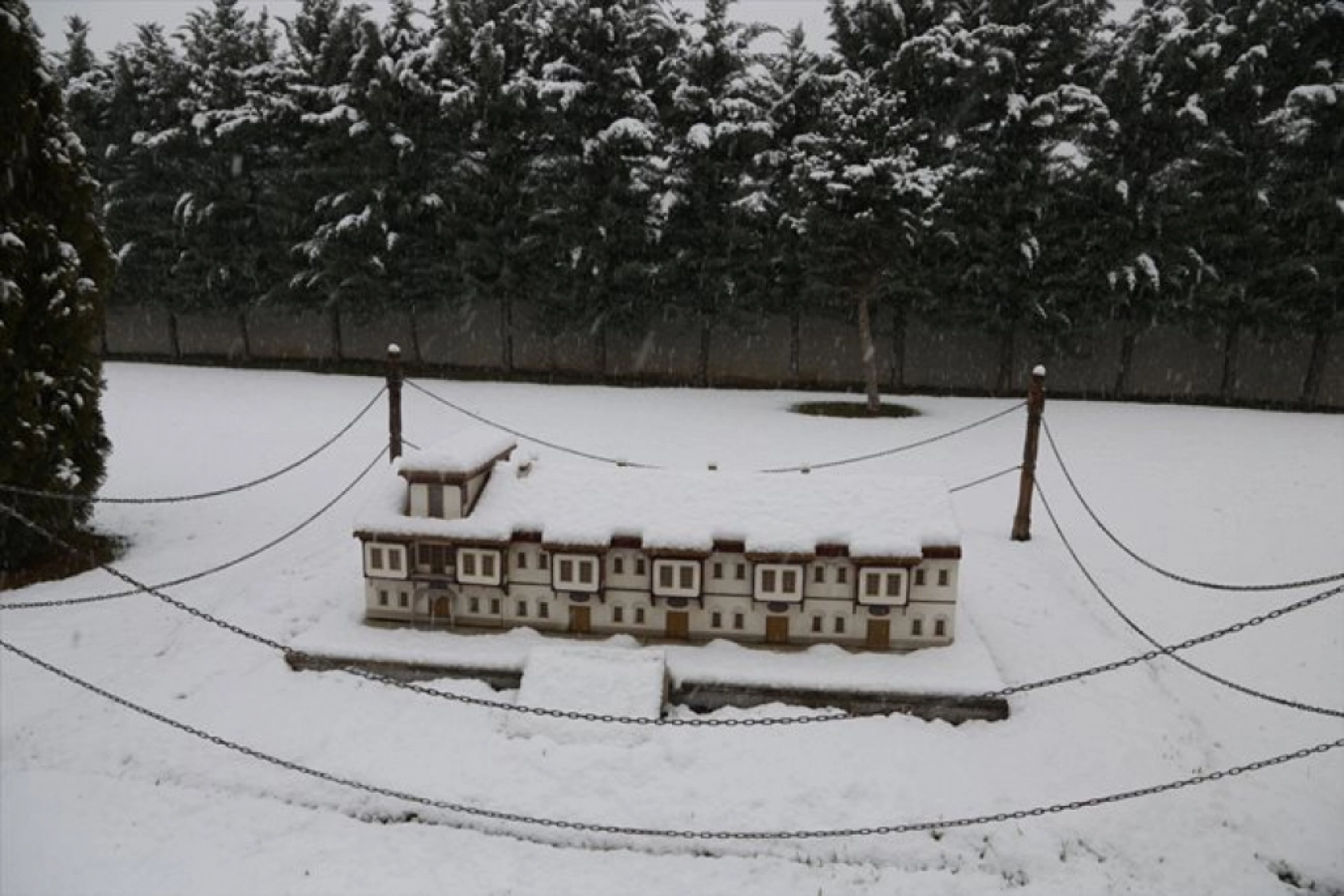Malatya'da etkili olan kar yağışı nedeliyle Sanat Sokağını karla kapladı.