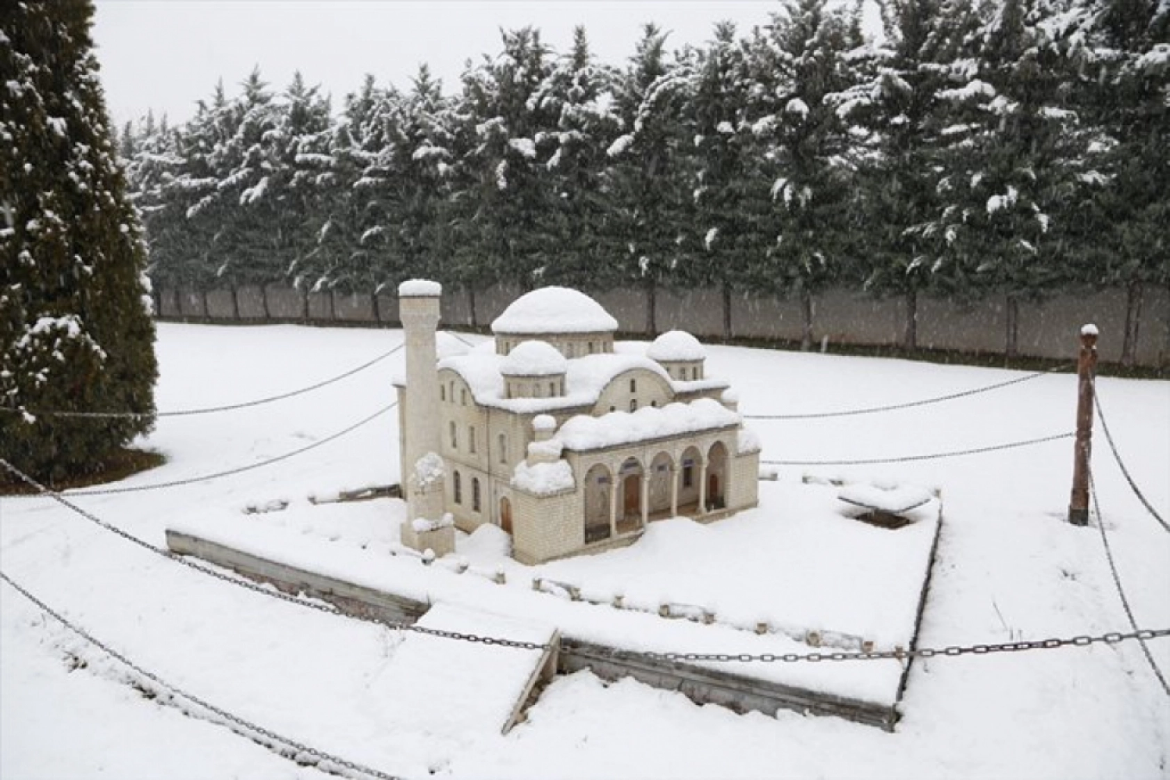 Malatya'da etkili olan kar yağışı nedeliyle Sanat Sokağını karla kapladı.