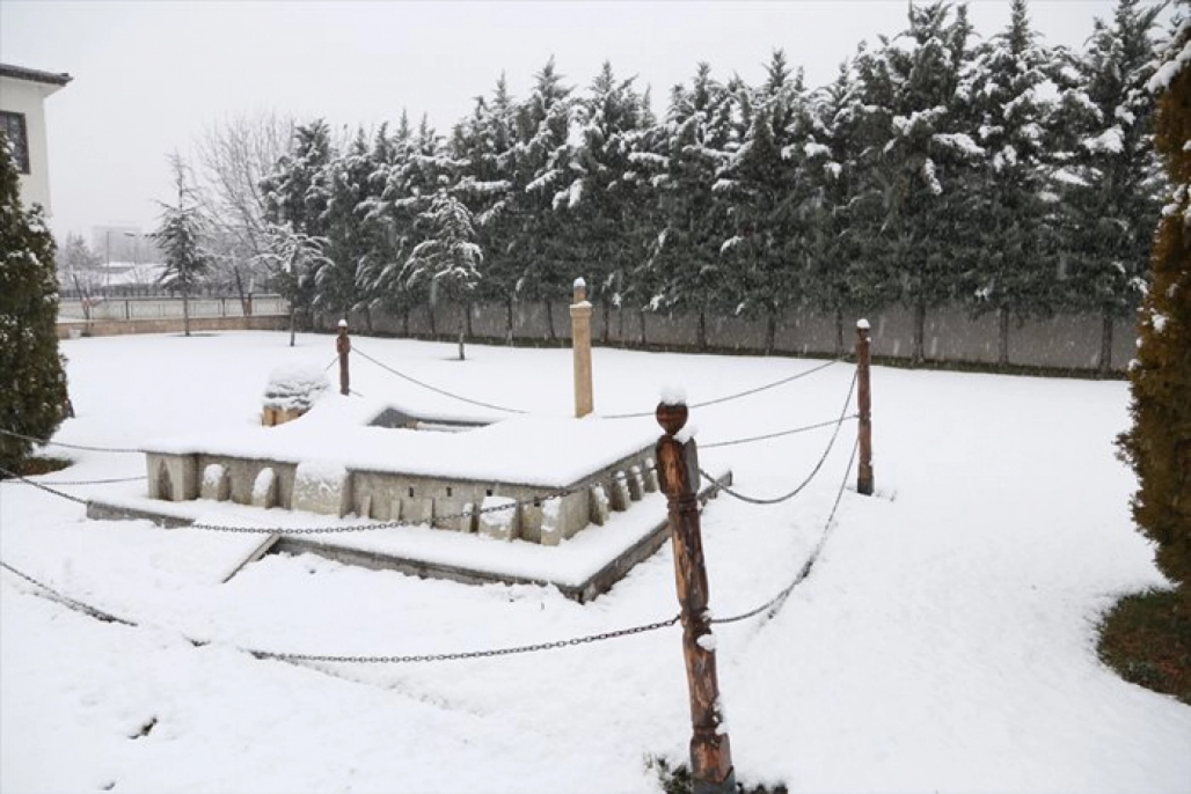 Malatya'da etkili olan kar yağışı nedeliyle Sanat Sokağını karla kapladı.