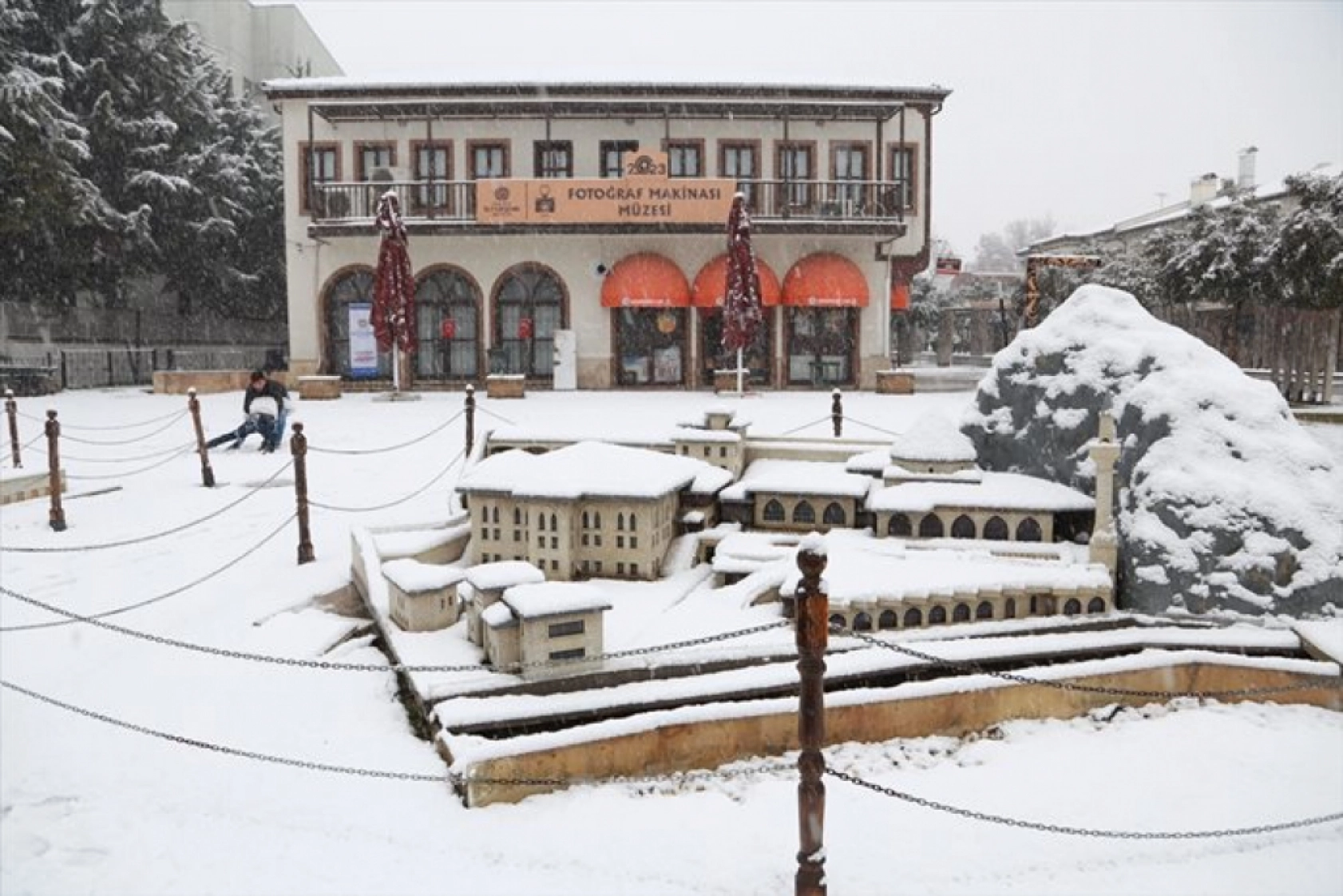 Malatya'da etkili olan kar yağışı nedeliyle Sanat Sokağını karla kapladı.