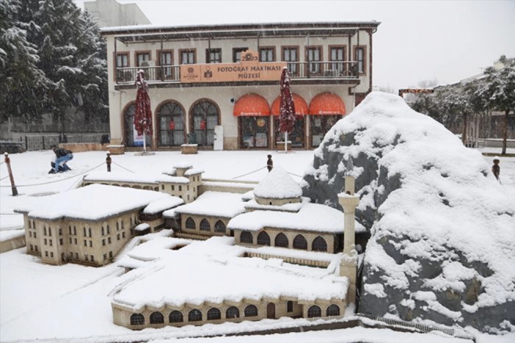 Malatya'da etkili olan kar yağışı nedeliyle Sanat Sokağını karla kapladı.
