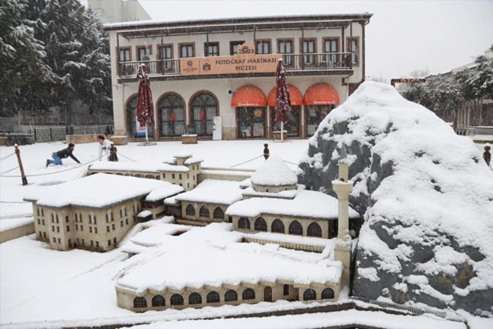 Malatya'da etkili olan kar yağışı nedeliyle Sanat Sokağını karla kapladı.
