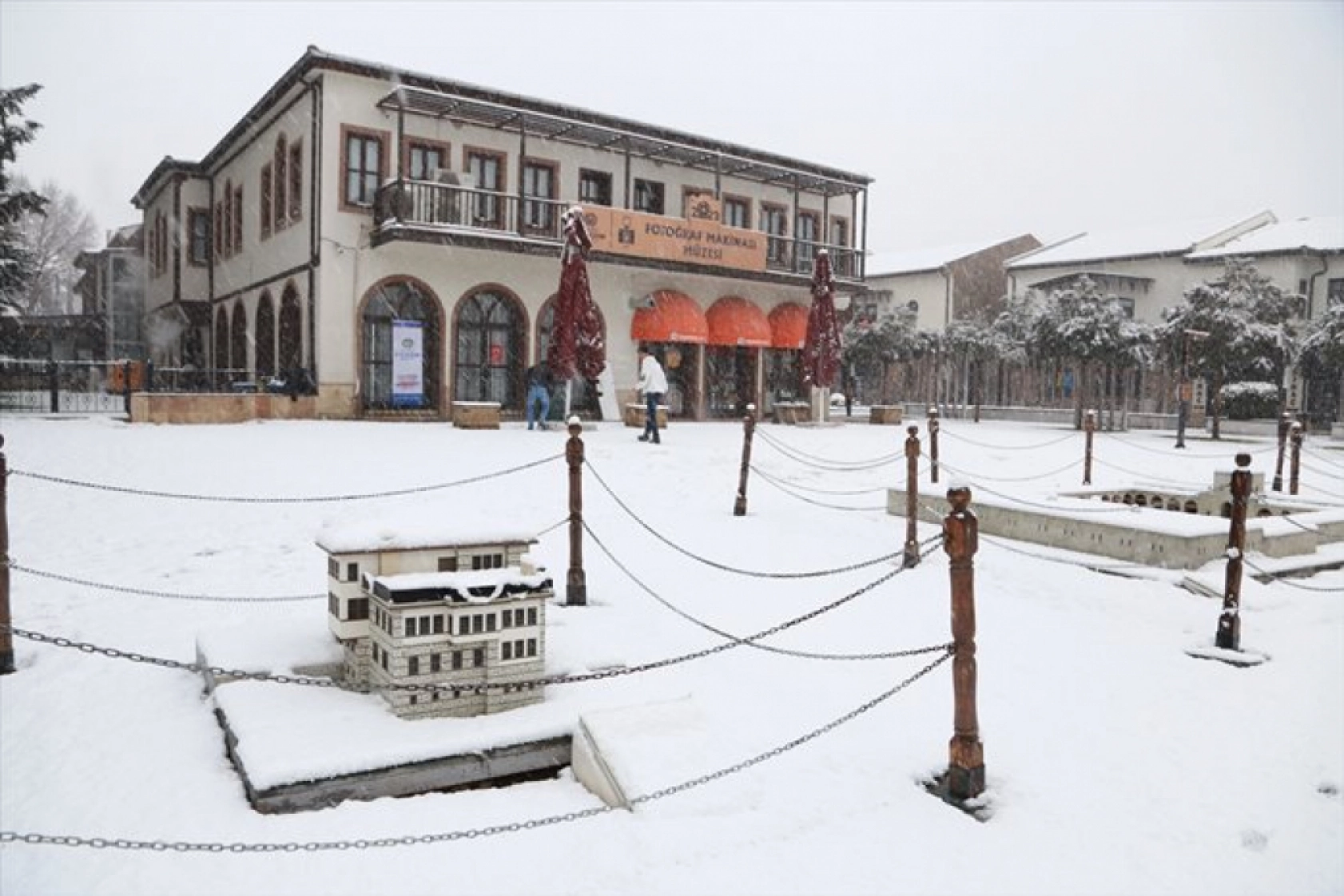 Malatya'da etkili olan kar yağışı nedeliyle Sanat Sokağını karla kapladı.