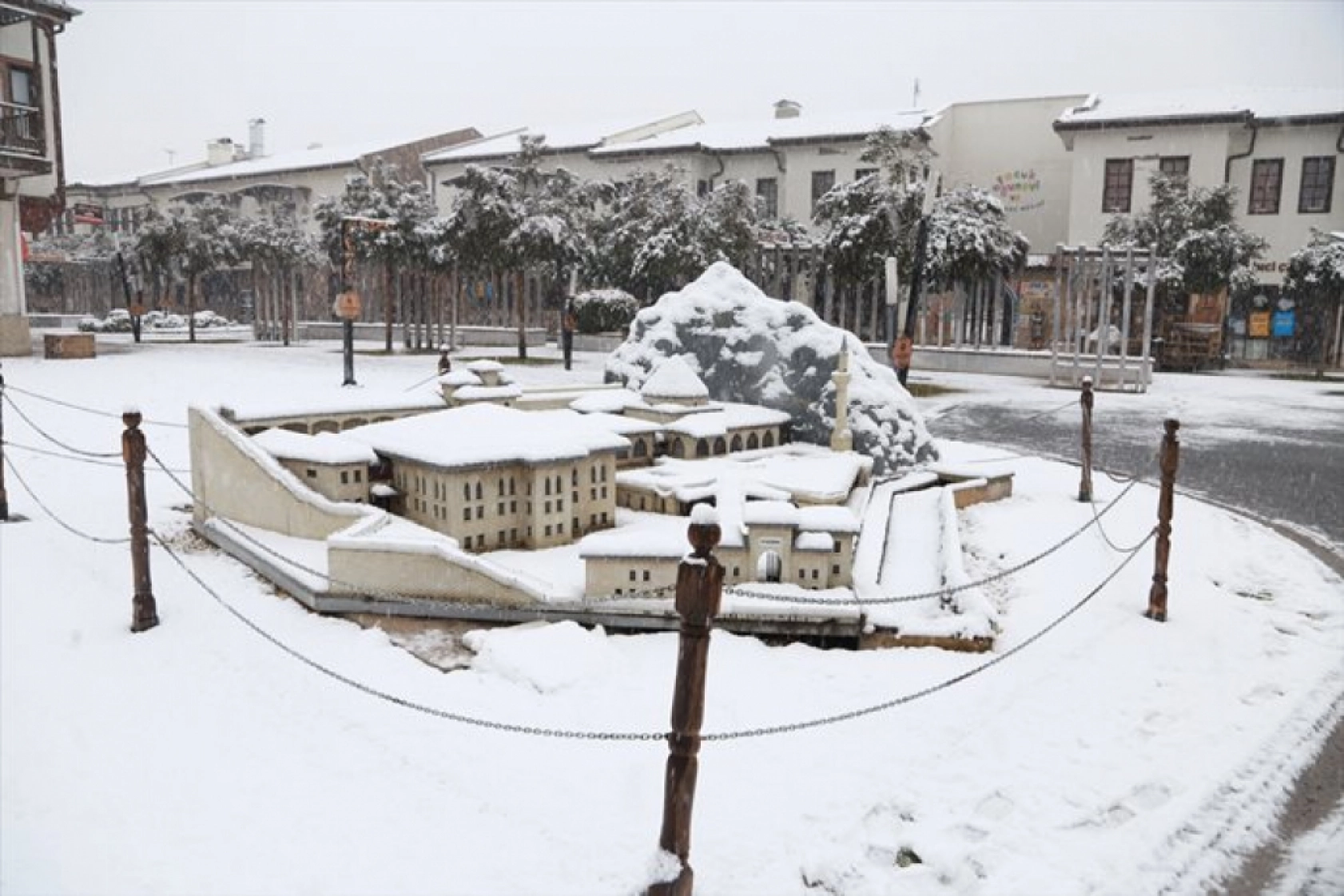 Malatya'da etkili olan kar yağışı nedeliyle Sanat Sokağını karla kapladı.