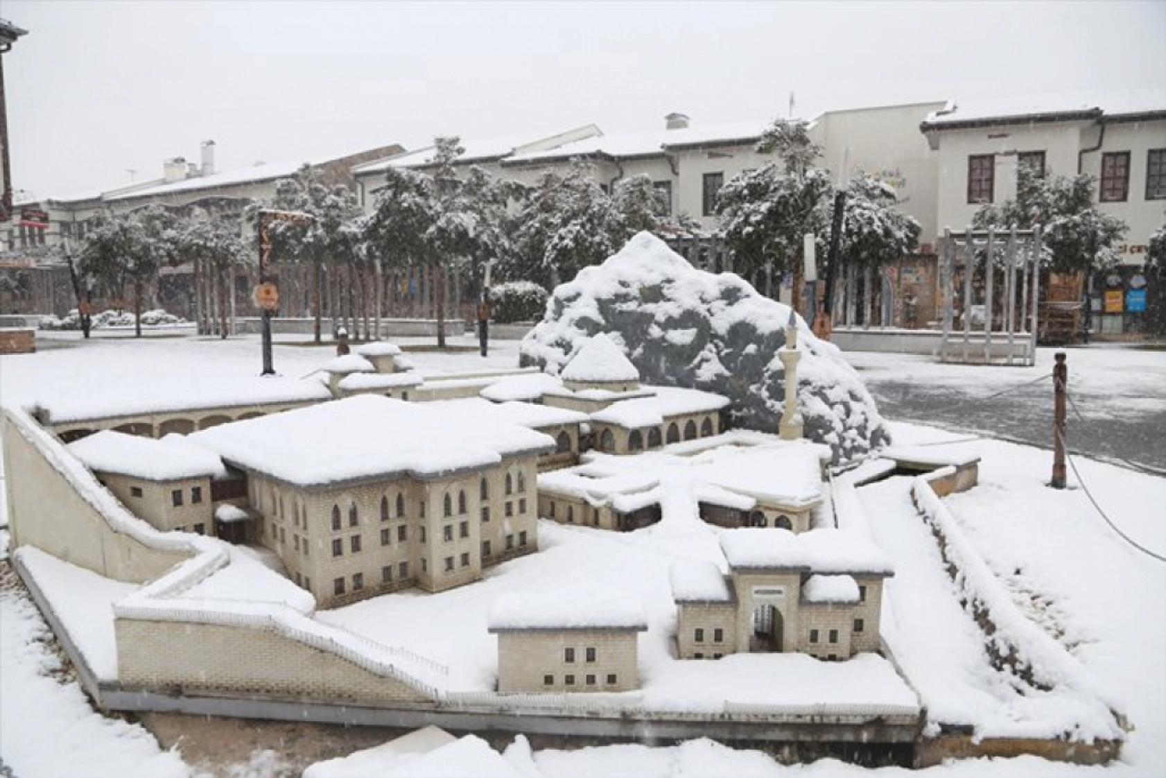 Malatya'da etkili olan kar yağışı nedeliyle Sanat Sokağını karla kapladı.