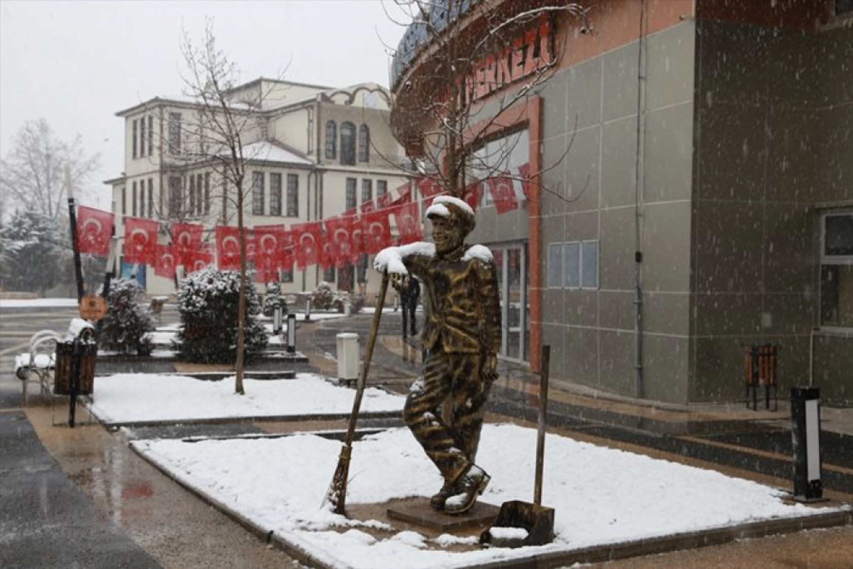 Malatya'da etkili olan kar yağışı nedeliyle Sanat Sokağını karla kapladı.