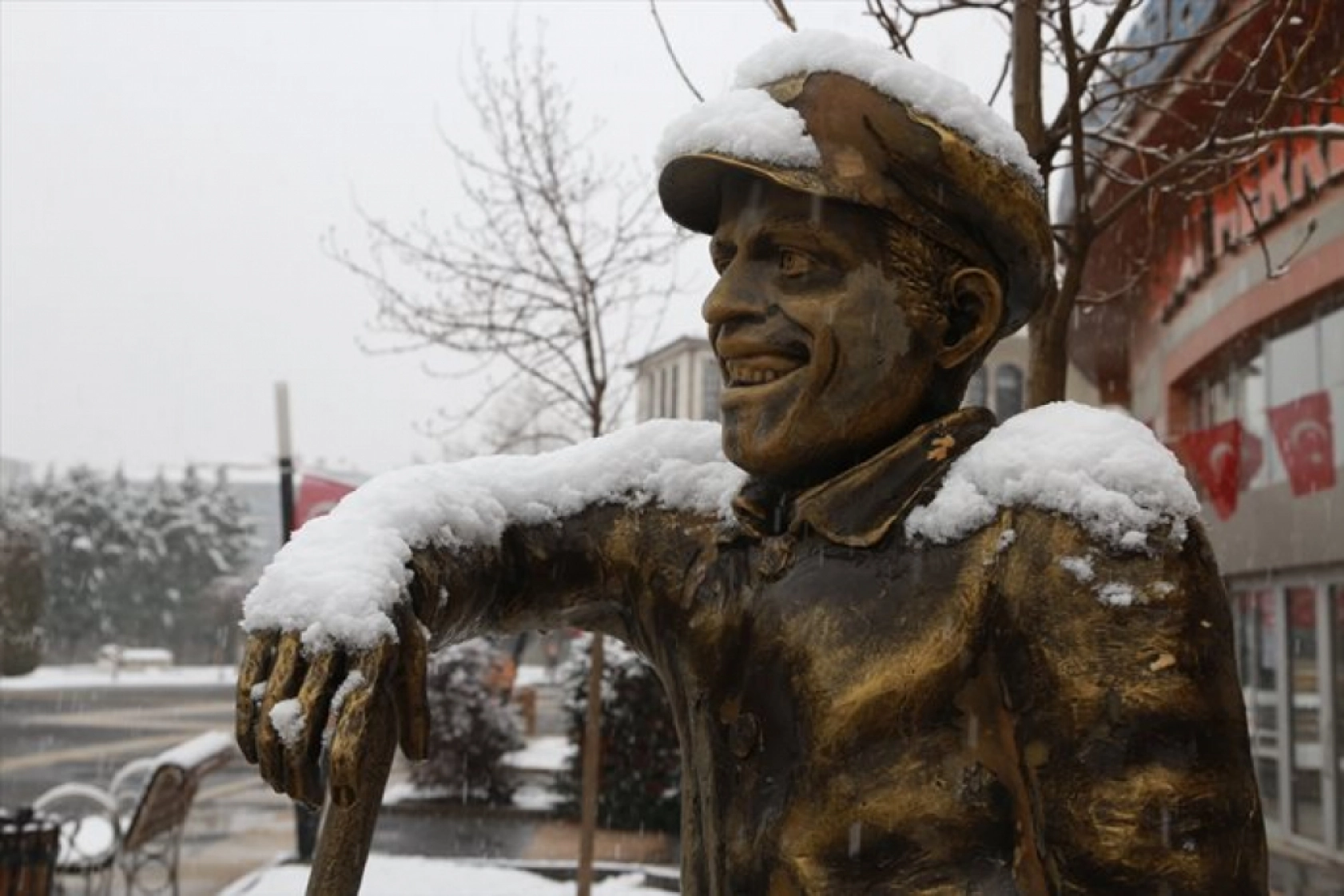 Malatya'da etkili olan kar yağışı nedeliyle Sanat Sokağını karla kapladı.