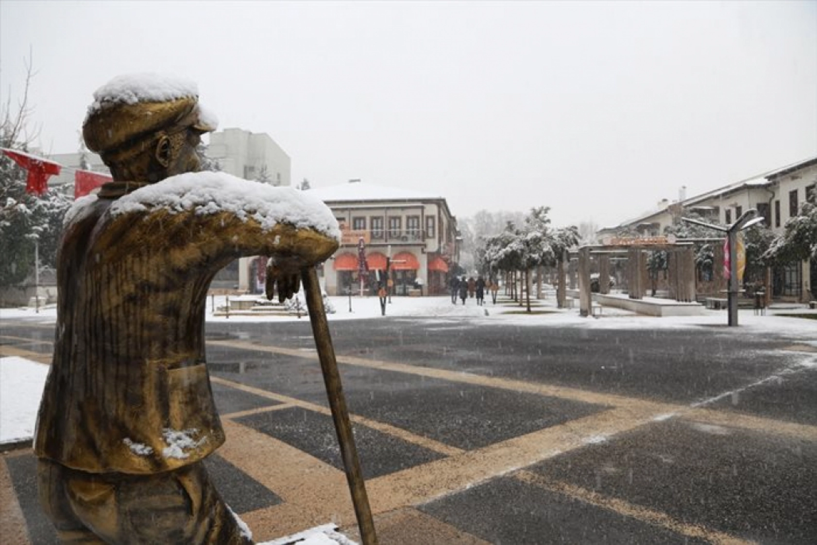 Malatya'da etkili olan kar yağışı nedeliyle Sanat Sokağını karla kapladı.