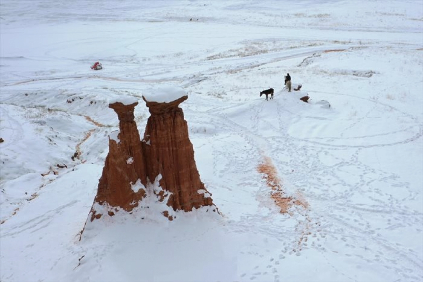 Erzurum'daki Narman Peribacaları'nda kar üstünde dörtnala gezi