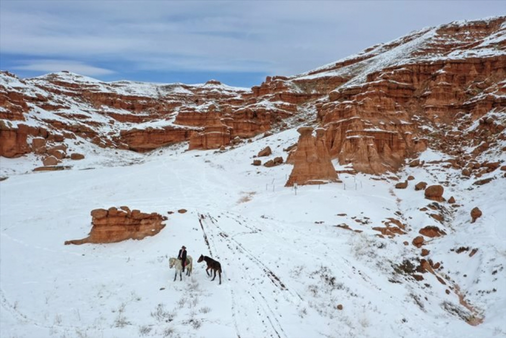 Erzurum'daki Narman Peribacaları'nda kar üstünde dörtnala gezi