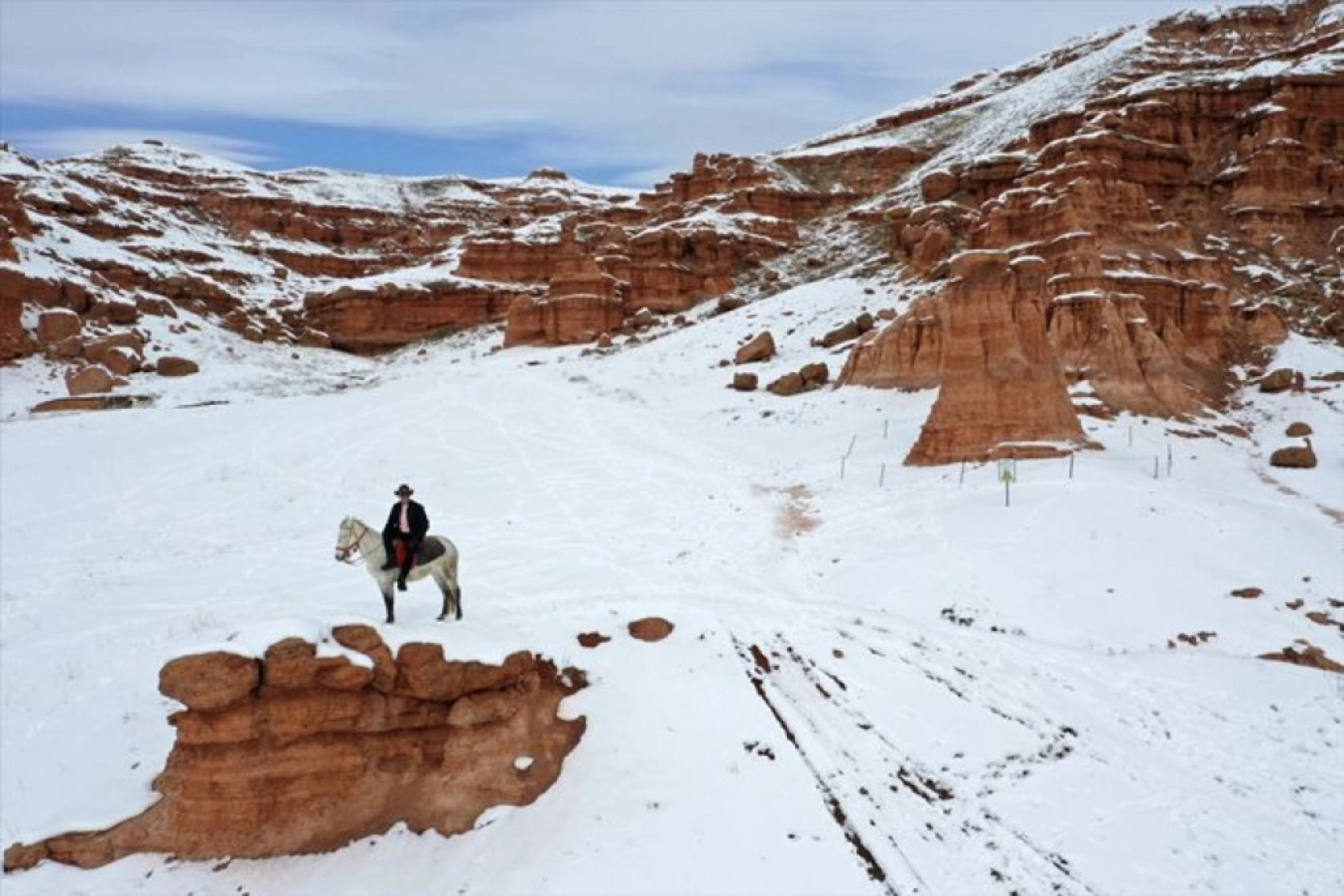 Erzurum'daki Narman Peribacaları'nda kar üstünde dörtnala gezi