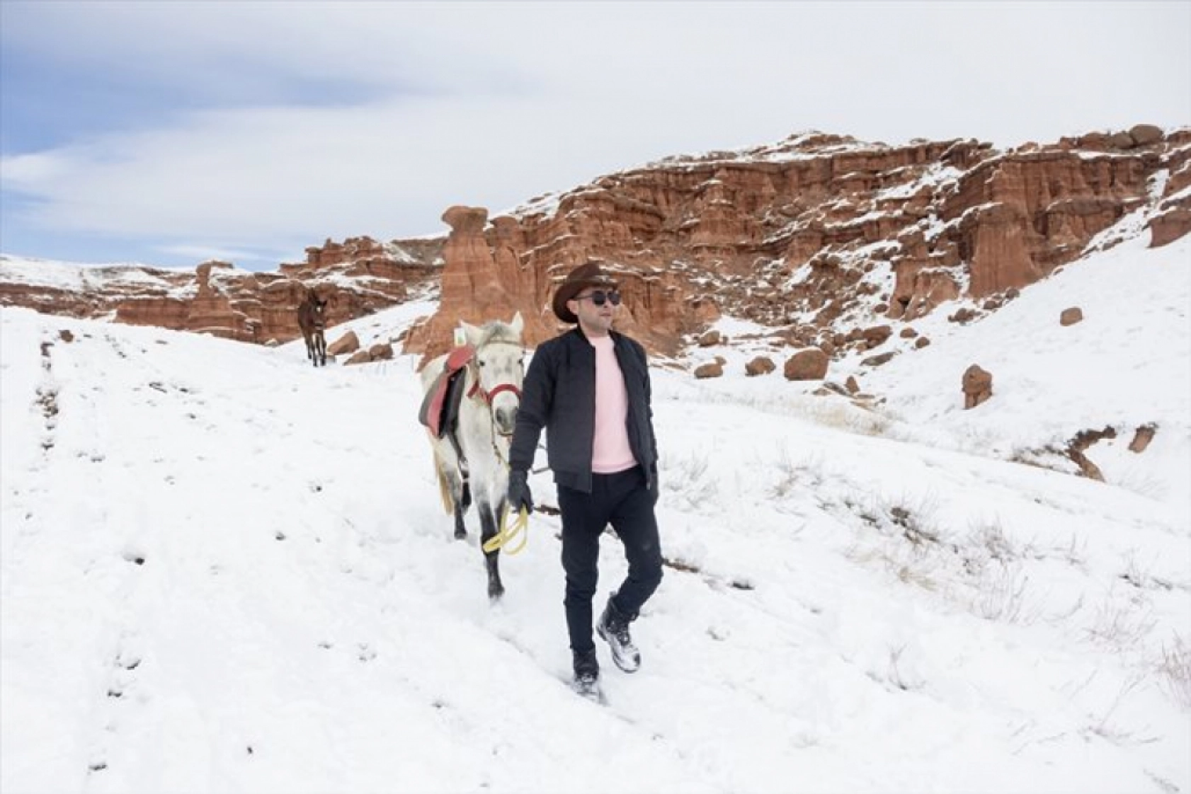 Erzurum'daki Narman Peribacaları'nda kar üstünde dörtnala gezi