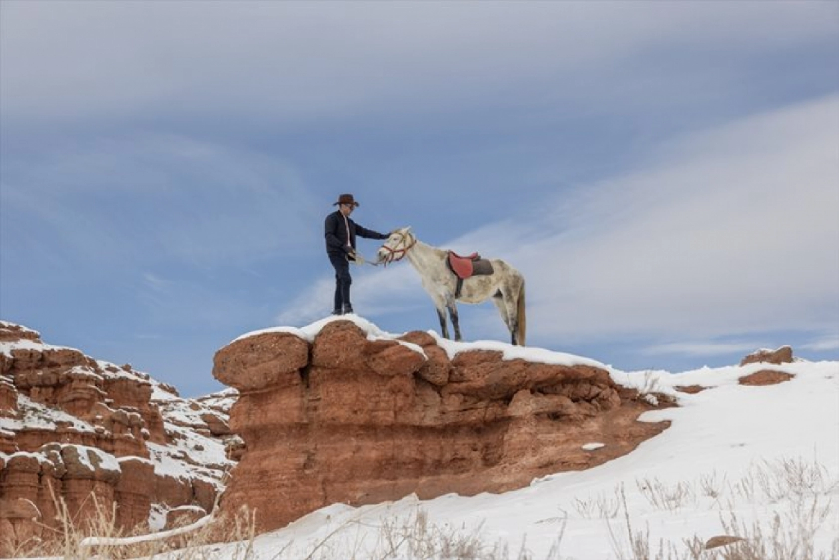 Erzurum'daki Narman Peribacaları'nda kar üstünde dörtnala gezi
