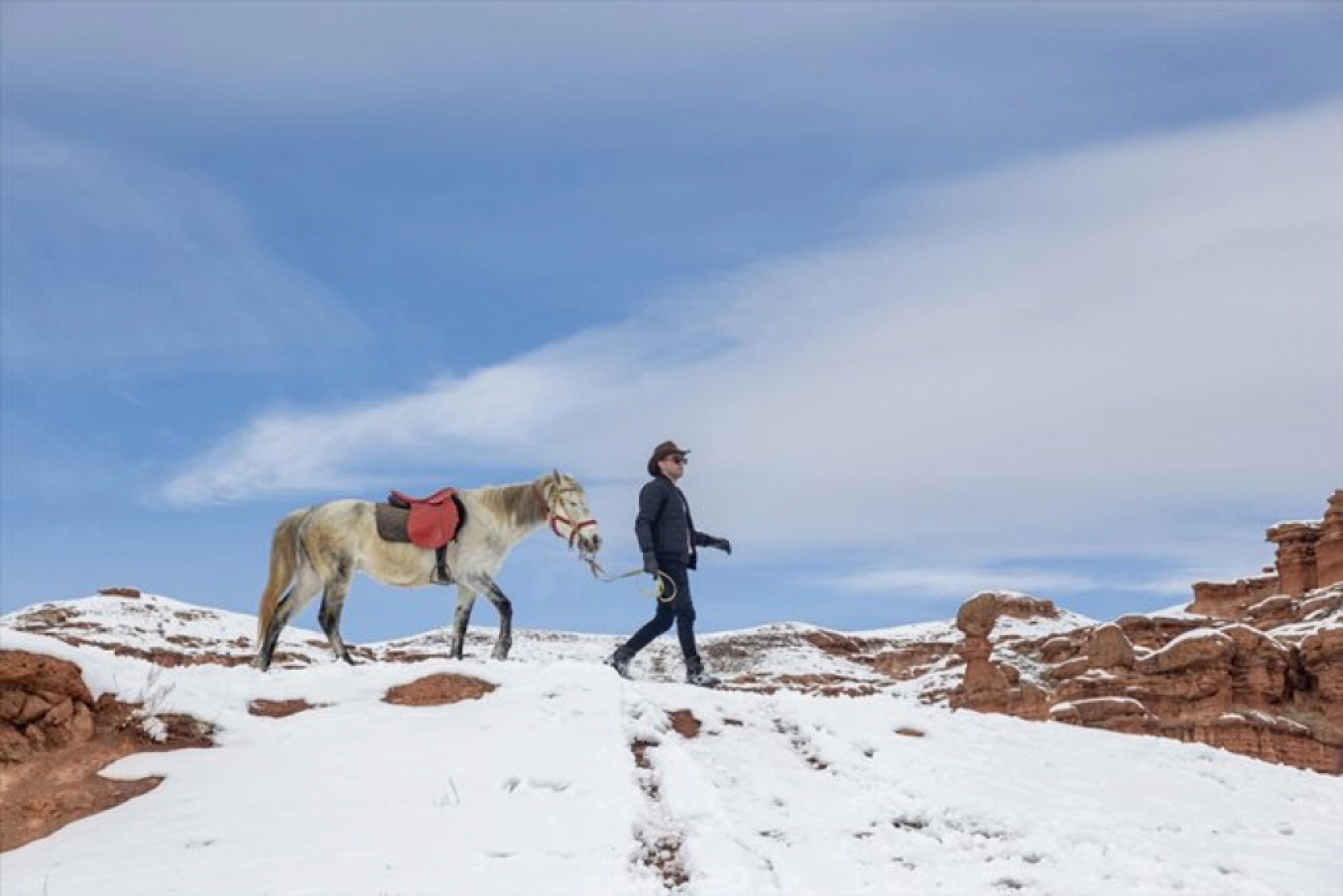 Erzurum'daki Narman Peribacaları'nda kar üstünde dörtnala gezi
