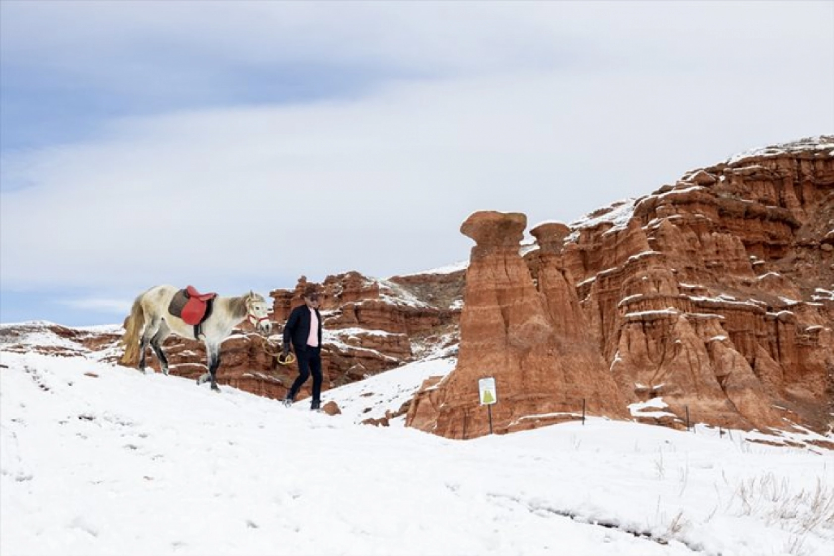 Erzurum'daki Narman Peribacaları'nda kar üstünde dörtnala gezi