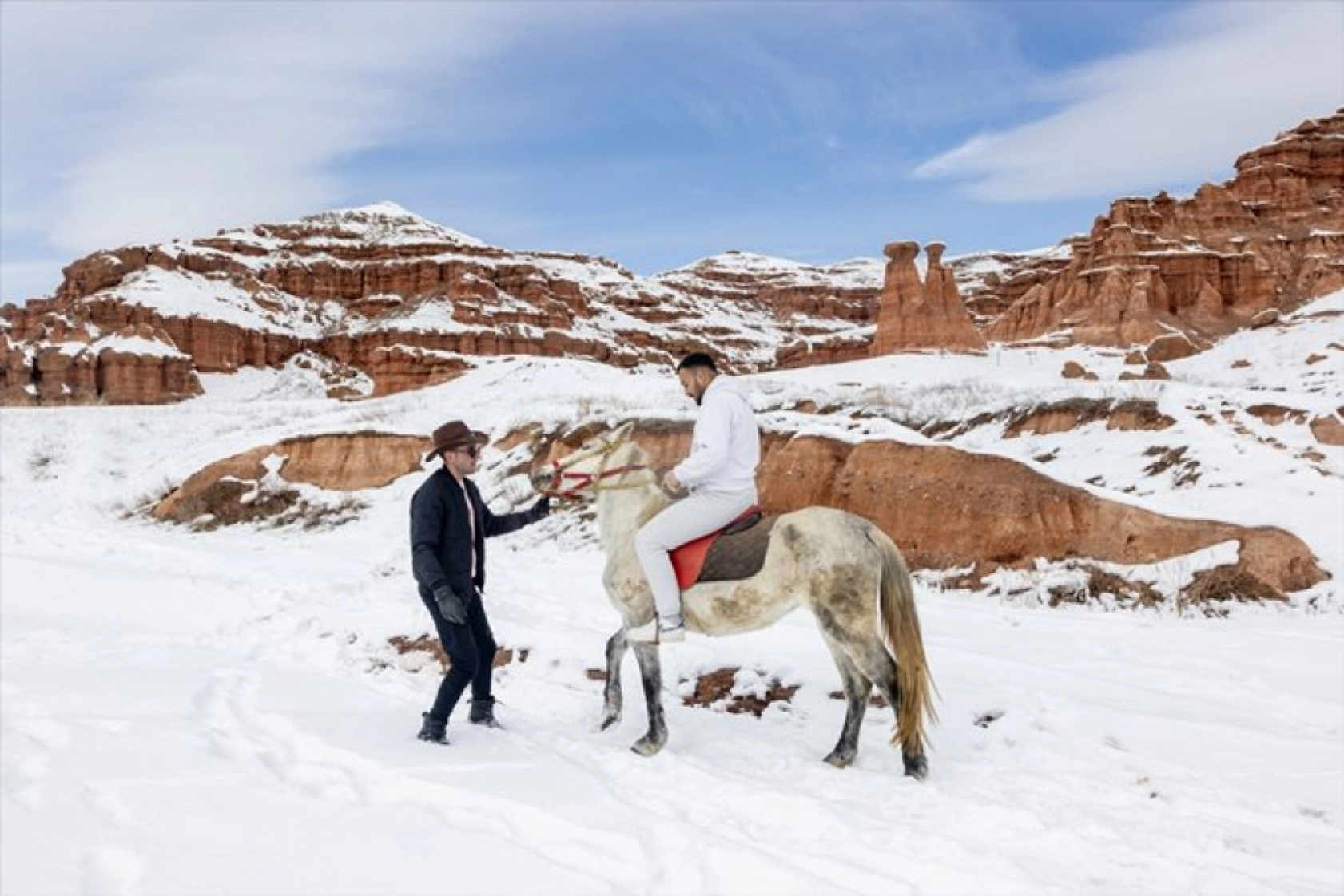Erzurum'daki Narman Peribacaları'nda kar üstünde dörtnala gezi