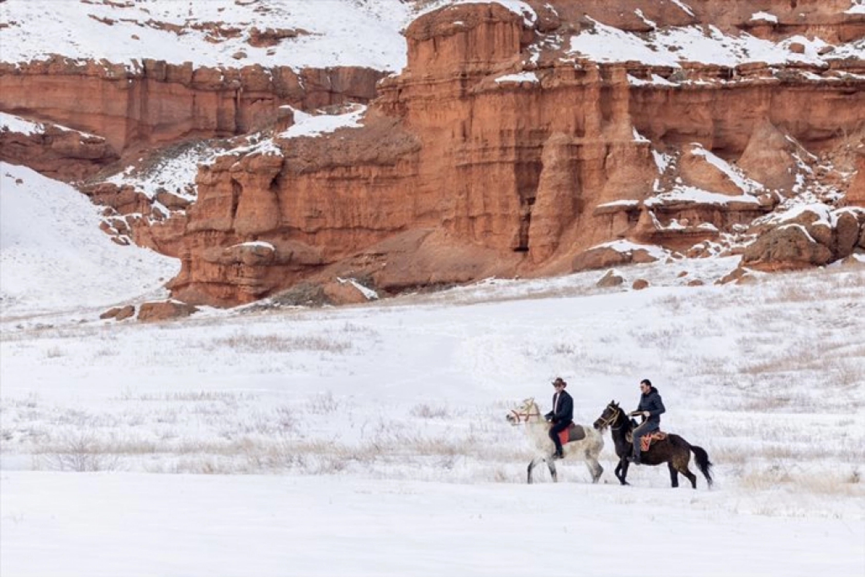 Erzurum'daki Narman Peribacaları'nda kar üstünde dörtnala gezi