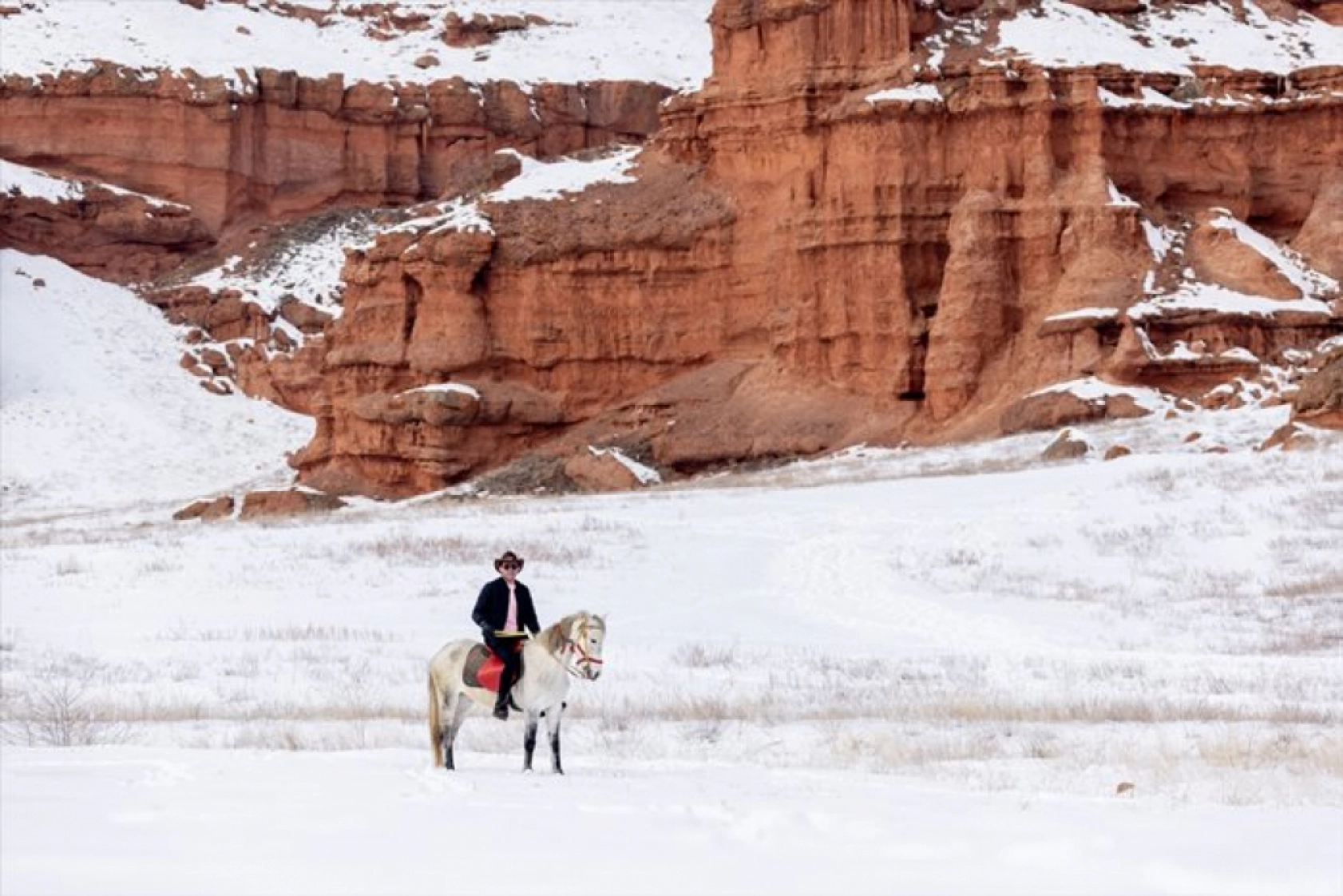 Erzurum'daki Narman Peribacaları'nda kar üstünde dörtnala gezi