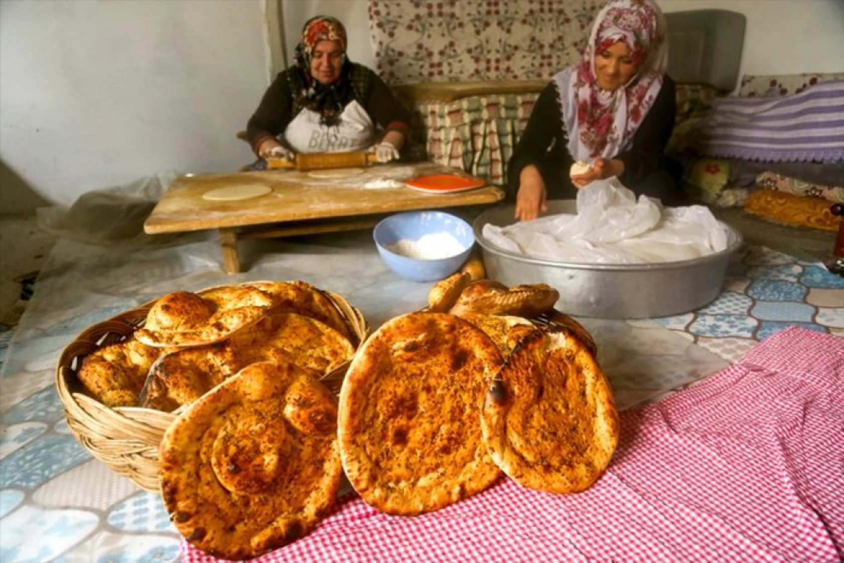 Malatya'nın yöresel ekmeğini yaparak il dışına gönderiyor