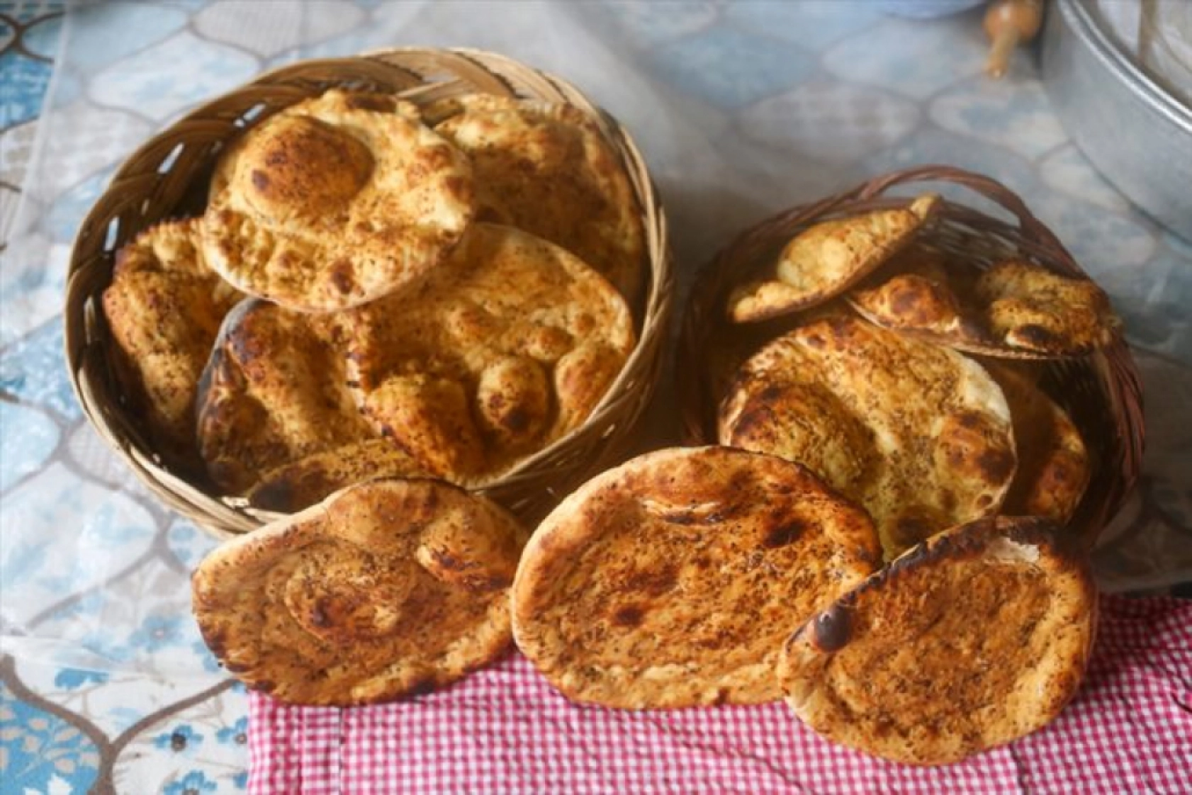 Malatya'nın yöresel ekmeğini yaparak il dışına gönderiyor