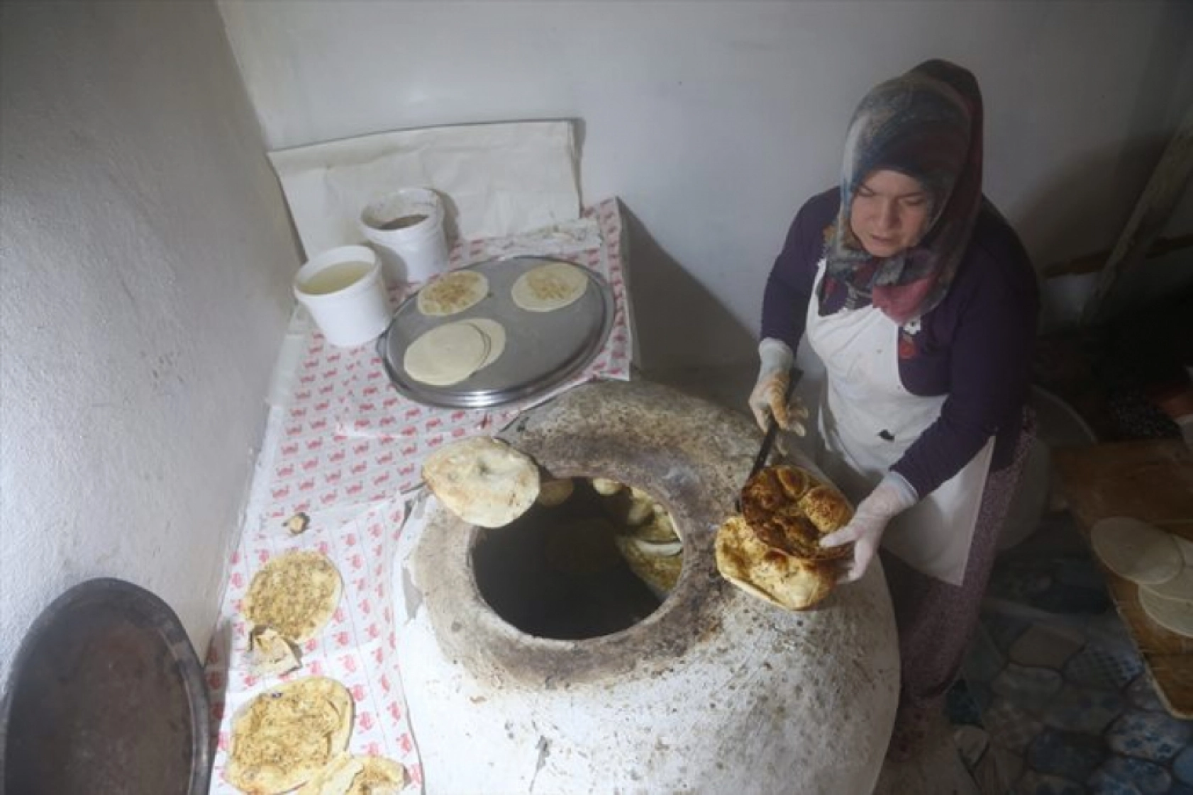 Malatya'nın yöresel ekmeğini yaparak il dışına gönderiyor