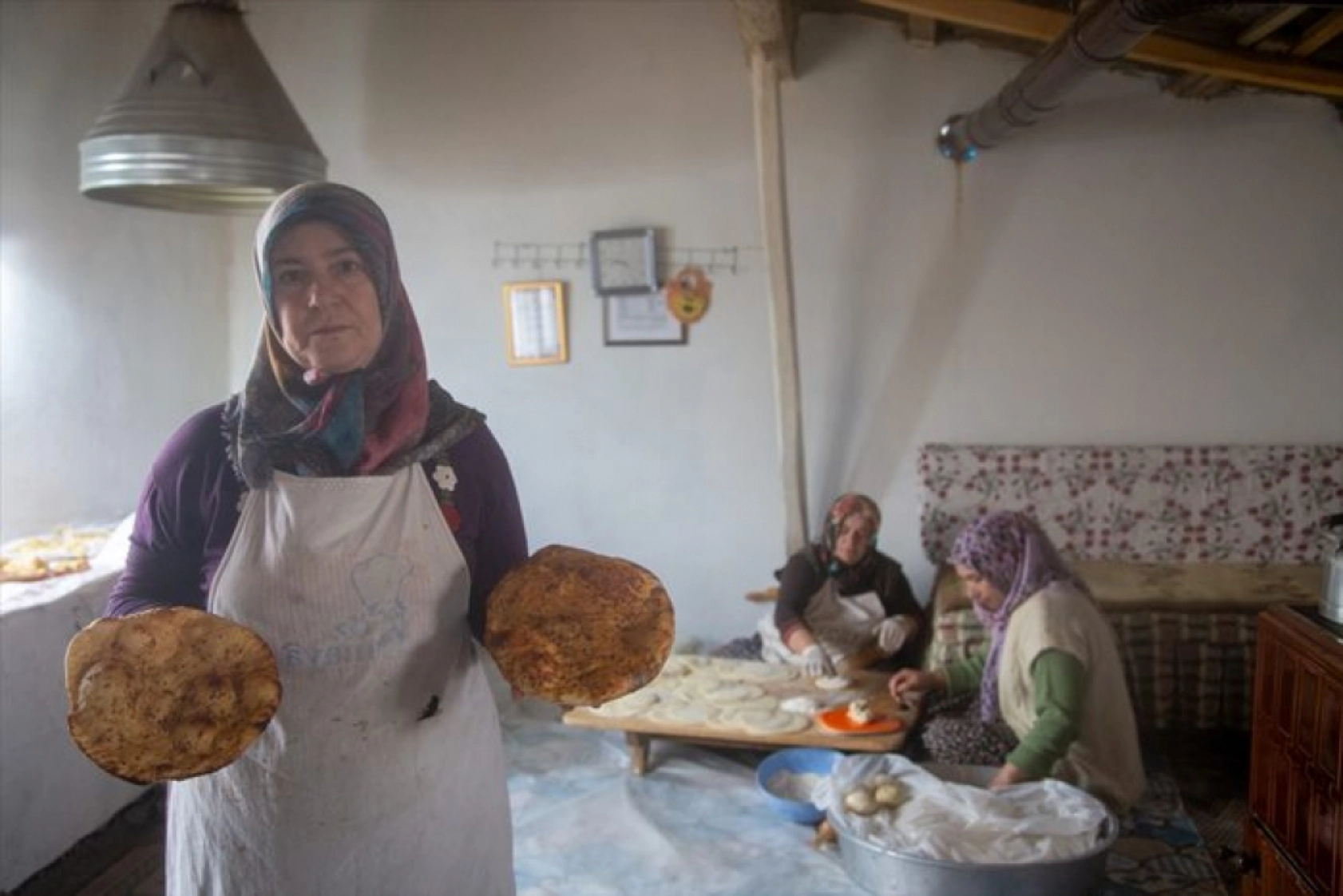 Malatya'nın yöresel ekmeğini yaparak il dışına gönderiyor
