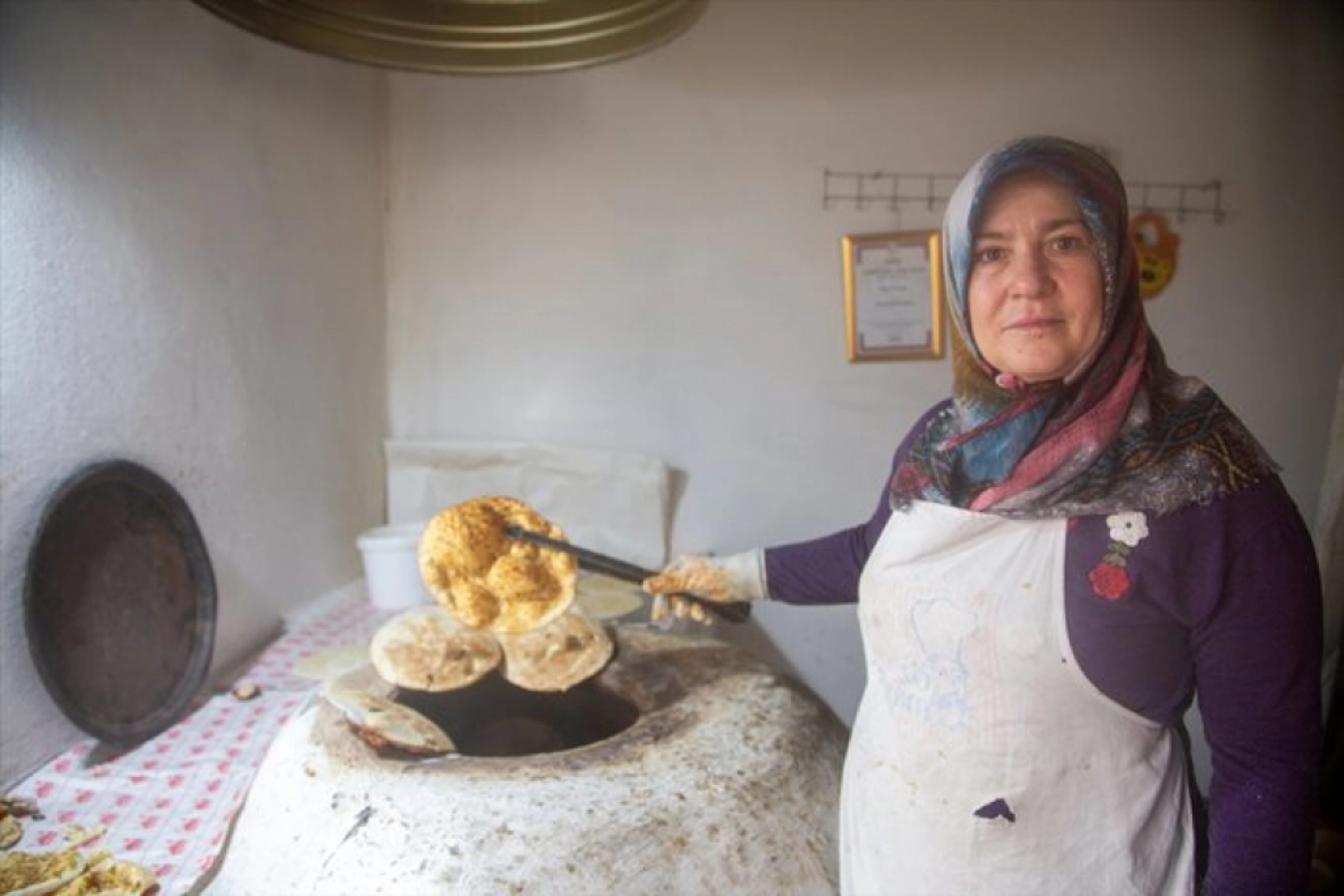 Malatya'nın yöresel ekmeğini yaparak il dışına gönderiyor