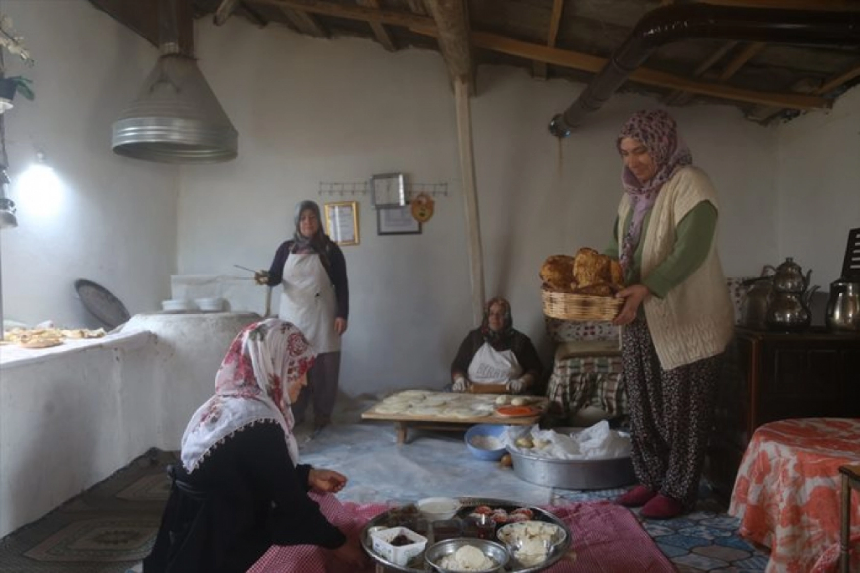 Malatya'nın yöresel ekmeğini yaparak il dışına gönderiyor