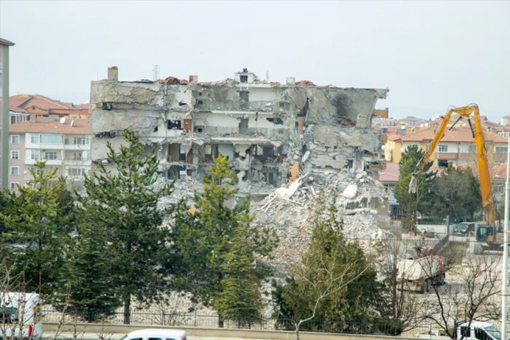 Malatya'da enkaz kaldırma ve yıkım çalışmaları devam ediyor
