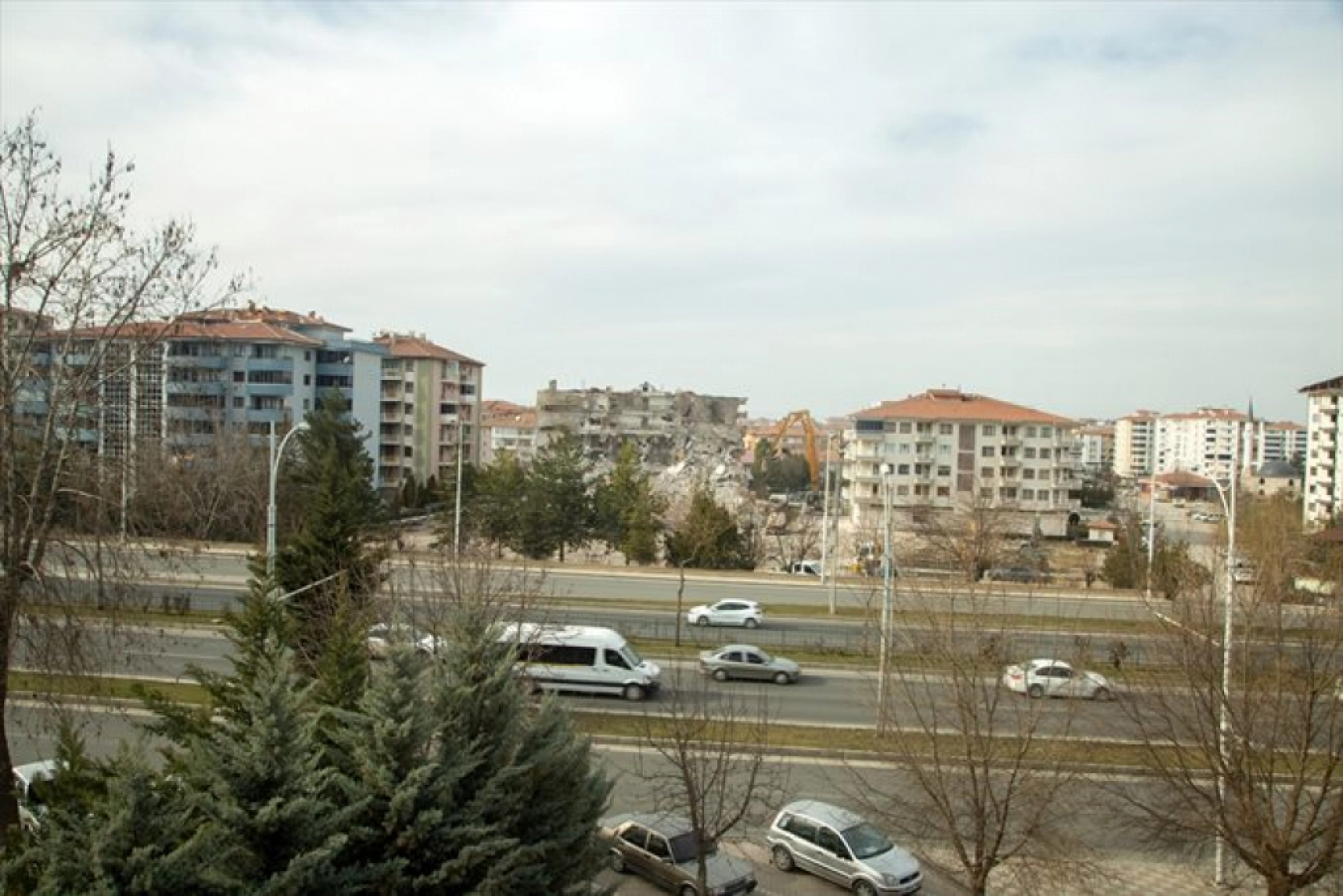 Malatya'da enkaz kaldırma ve yıkım çalışmaları devam ediyor