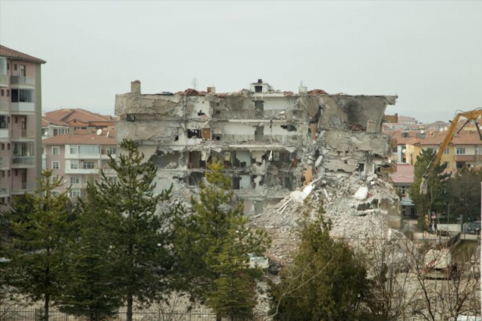 Malatya'da enkaz kaldırma ve yıkım çalışmaları devam ediyor