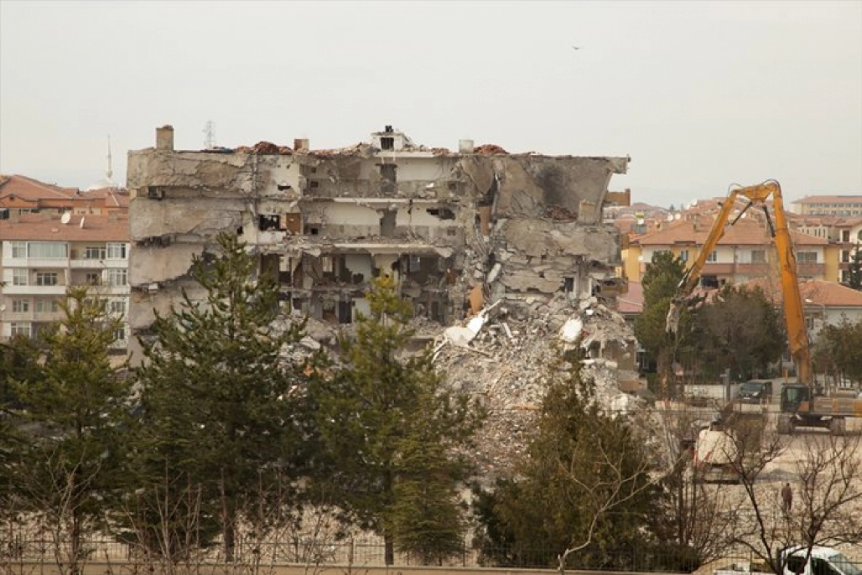 Malatya'da enkaz kaldırma ve yıkım çalışmaları devam ediyor