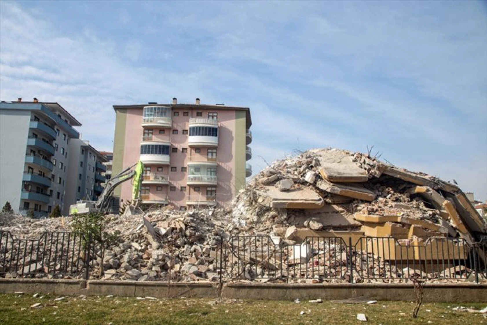 Malatya'da enkaz kaldırma ve yıkım çalışmaları devam ediyor