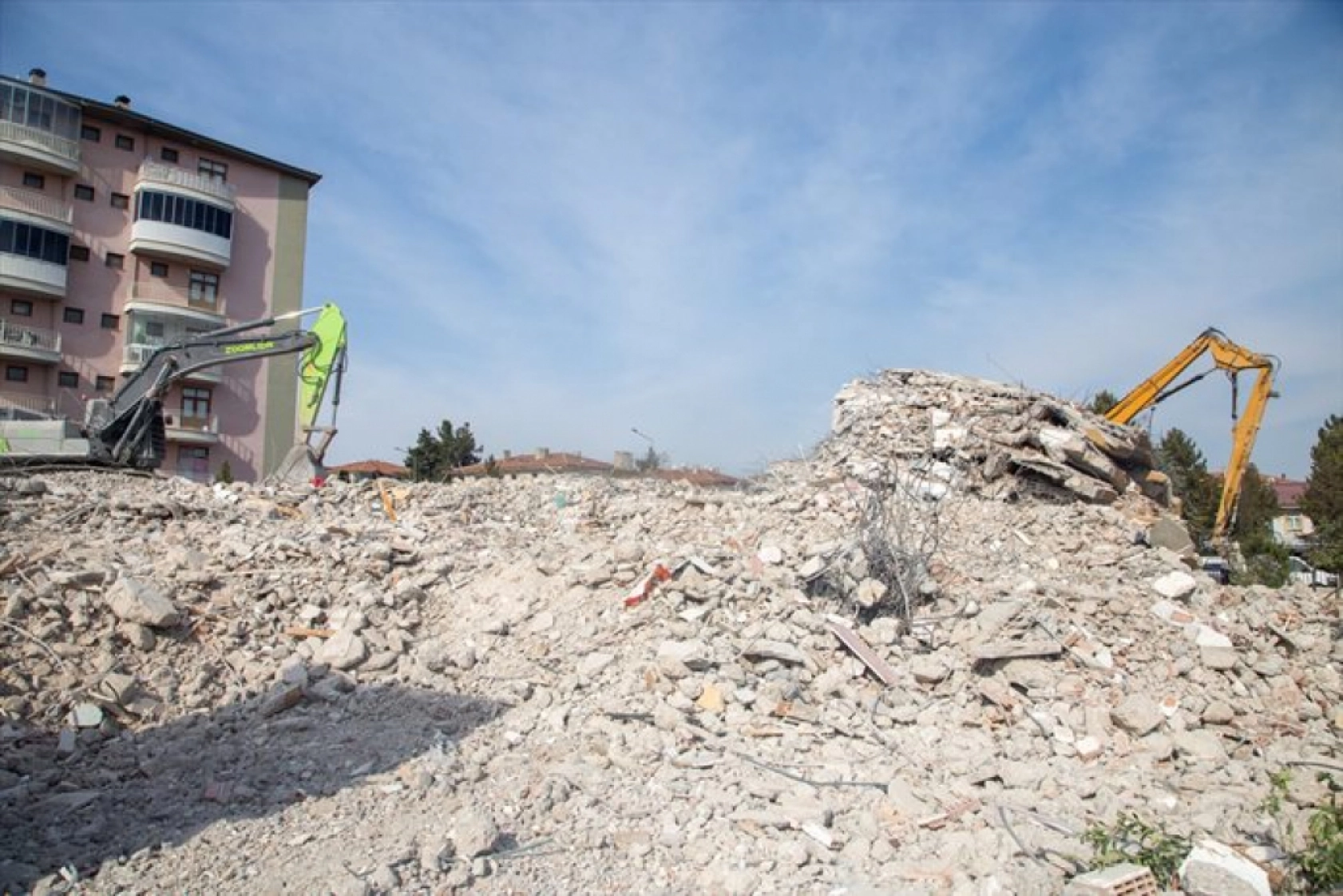 Malatya'da enkaz kaldırma ve yıkım çalışmaları devam ediyor