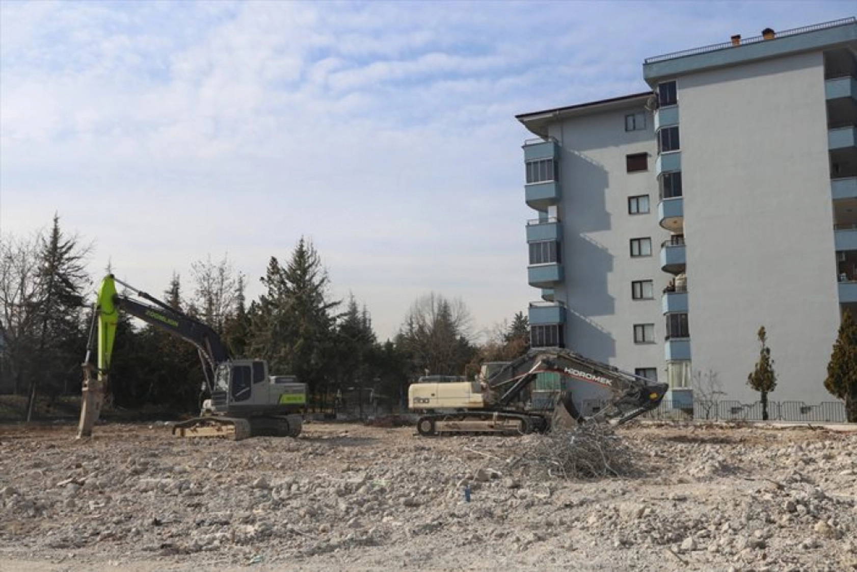 Malatya'da enkaz kaldırma ve yıkım çalışmaları devam ediyor