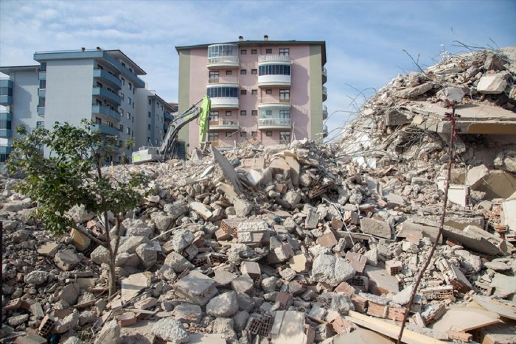 Malatya'da enkaz kaldırma ve yıkım çalışmaları devam ediyor