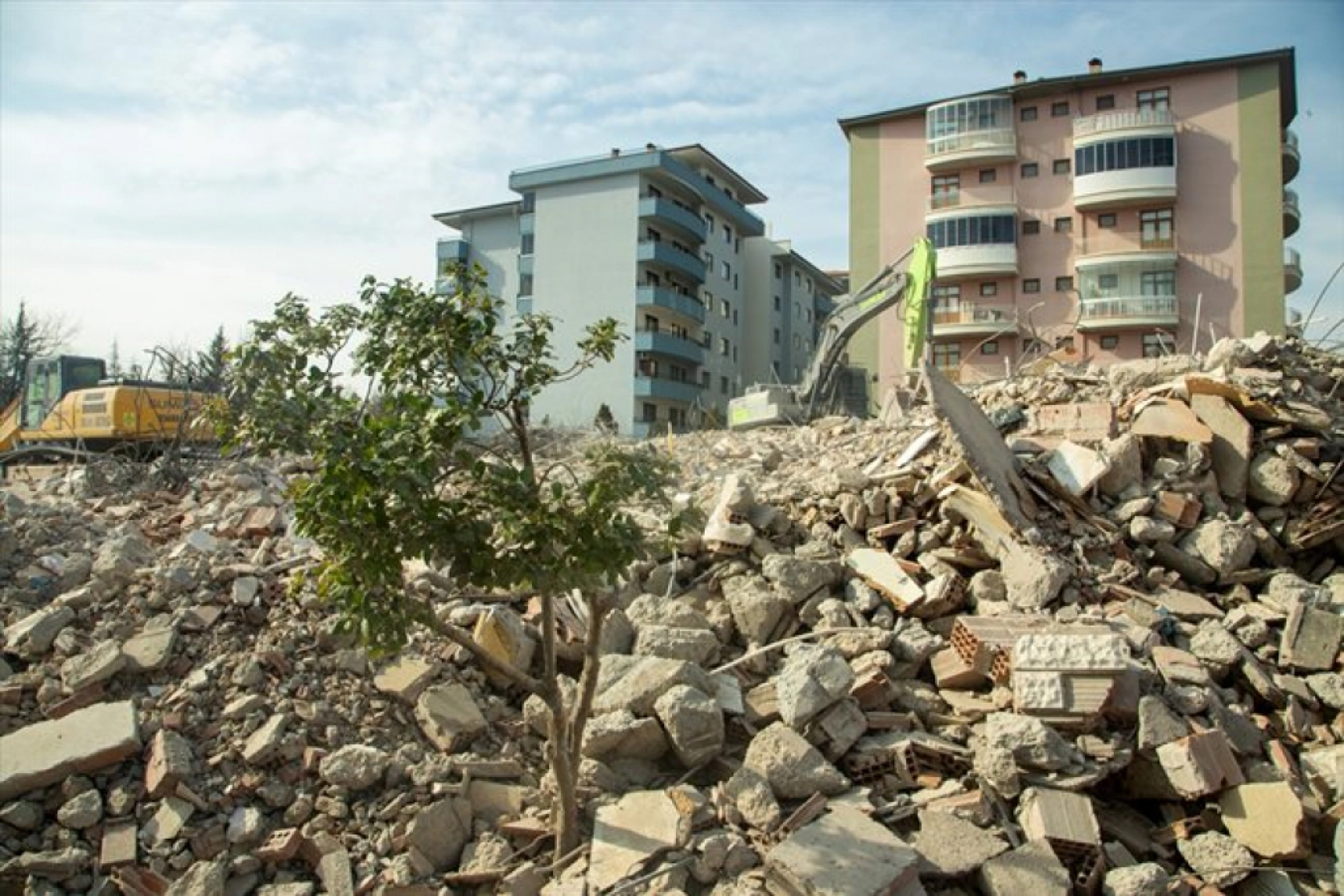 Malatya'da enkaz kaldırma ve yıkım çalışmaları devam ediyor