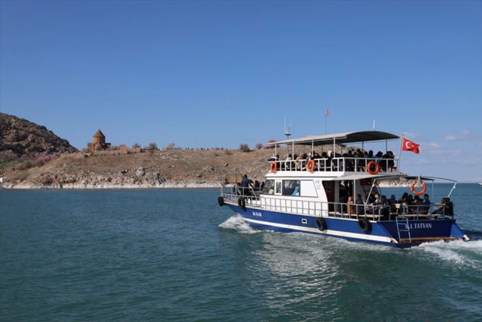 Çiçek açan badem ağaçları Akdamar Adası'nı renklendirdi