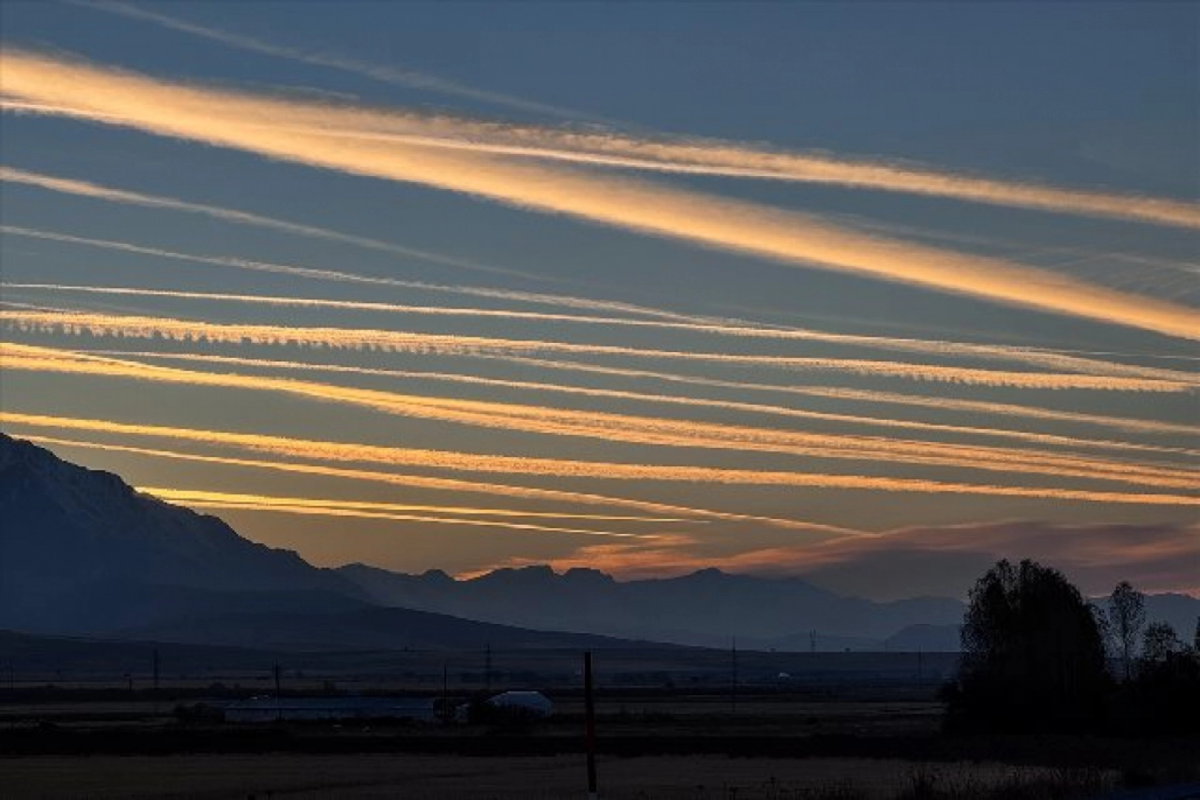 Van semalarındaki uçak izleri gökyüzünü süsledi