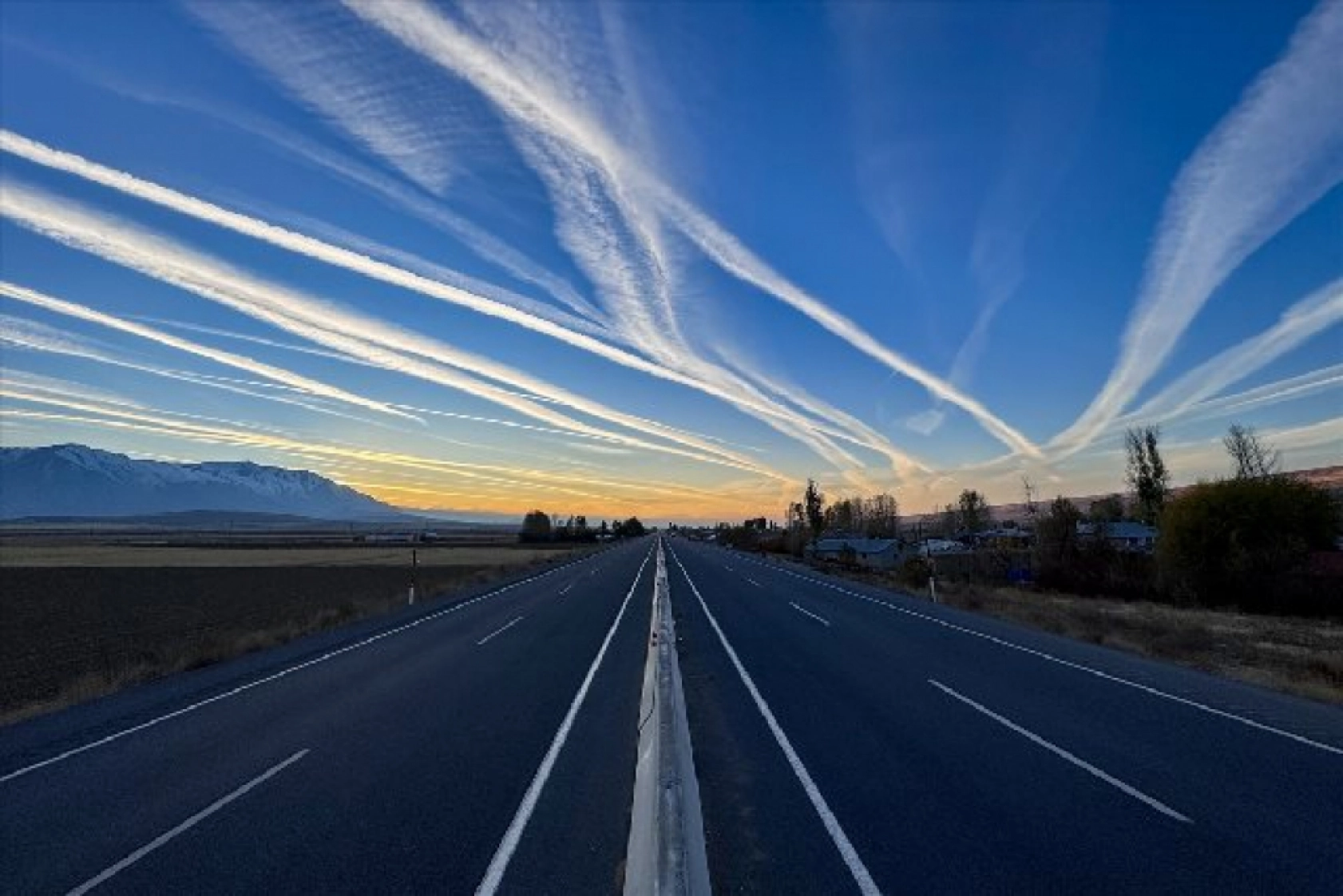 Van semalarındaki uçak izleri gökyüzünü süsledi