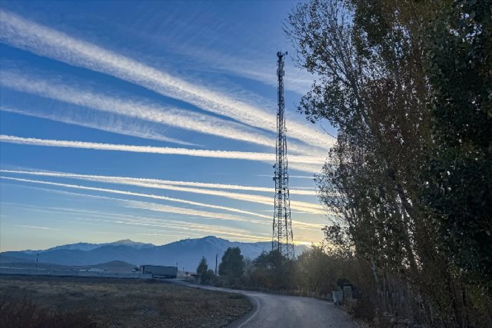 Van semalarındaki uçak izleri gökyüzünü süsledi